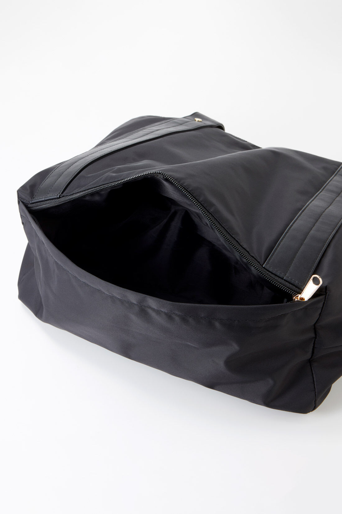 フェリシモMama|Moredde　サコッシュ付き　大容量2‐WAYマザーズトートバッグ〈ブラック〉|底にポケットがあるので、汚れものなど別に入れておきたいものはこちらに。