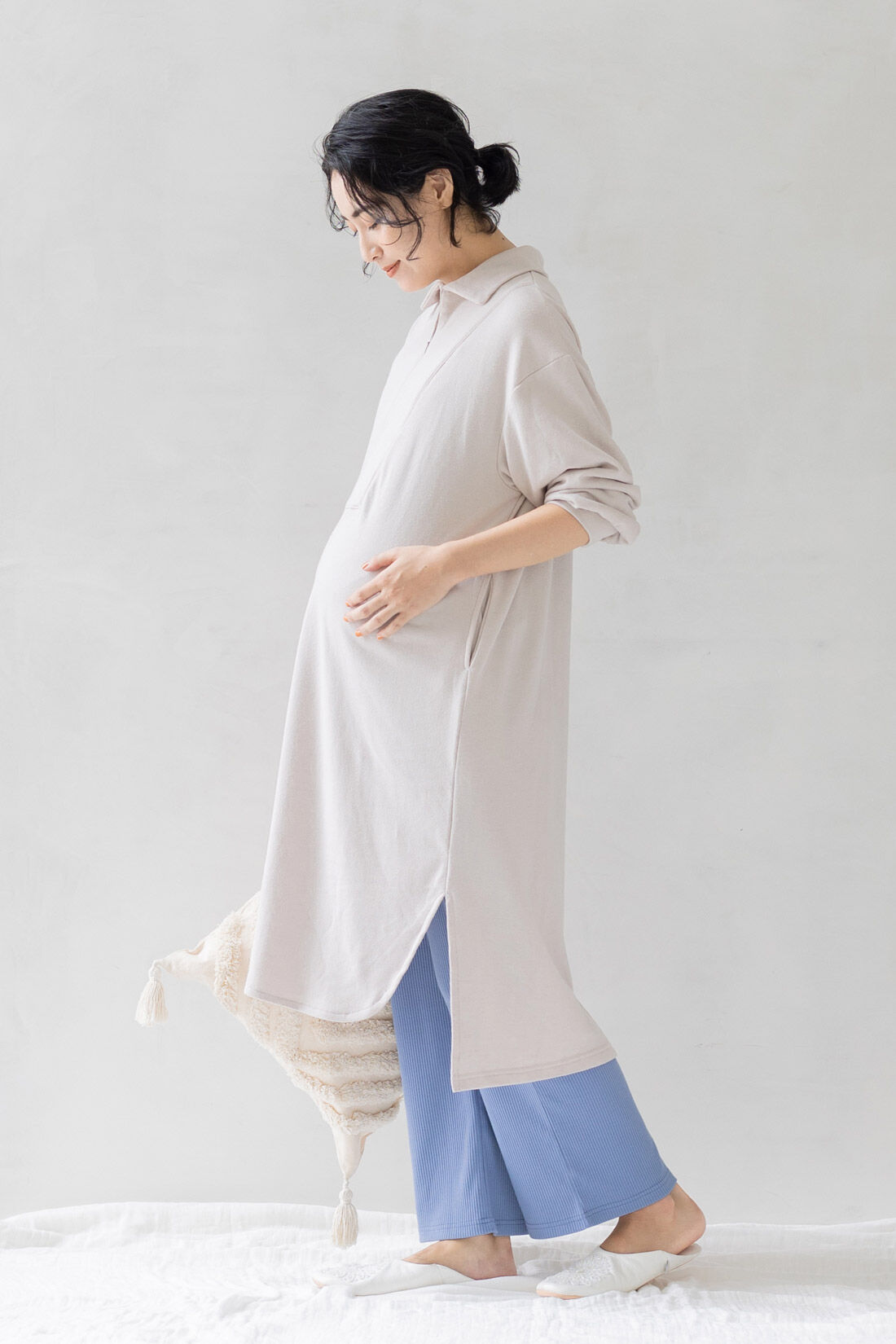 FELISSIMO Mama|Moredde　マタニティから産後も使える　授乳がらくちんフロントジップデザインのワンピ＆リブパンツルームウェアセット　〈アイボリー×ブルー〉|前すそだけラウンドにしてデザインポイントに。