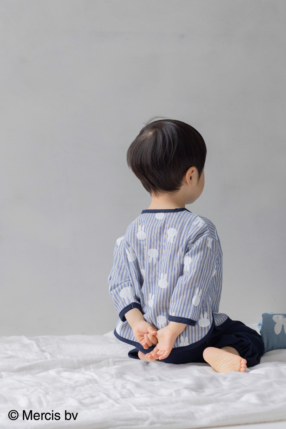 フェリシモMama|リブ イン コンフォート ×miffy　ふわふわダブルガーゼのストライプ長袖キッズセットアップ|トップスはゆるシルエットで裾がまるくなっており、ゆったり着られます。