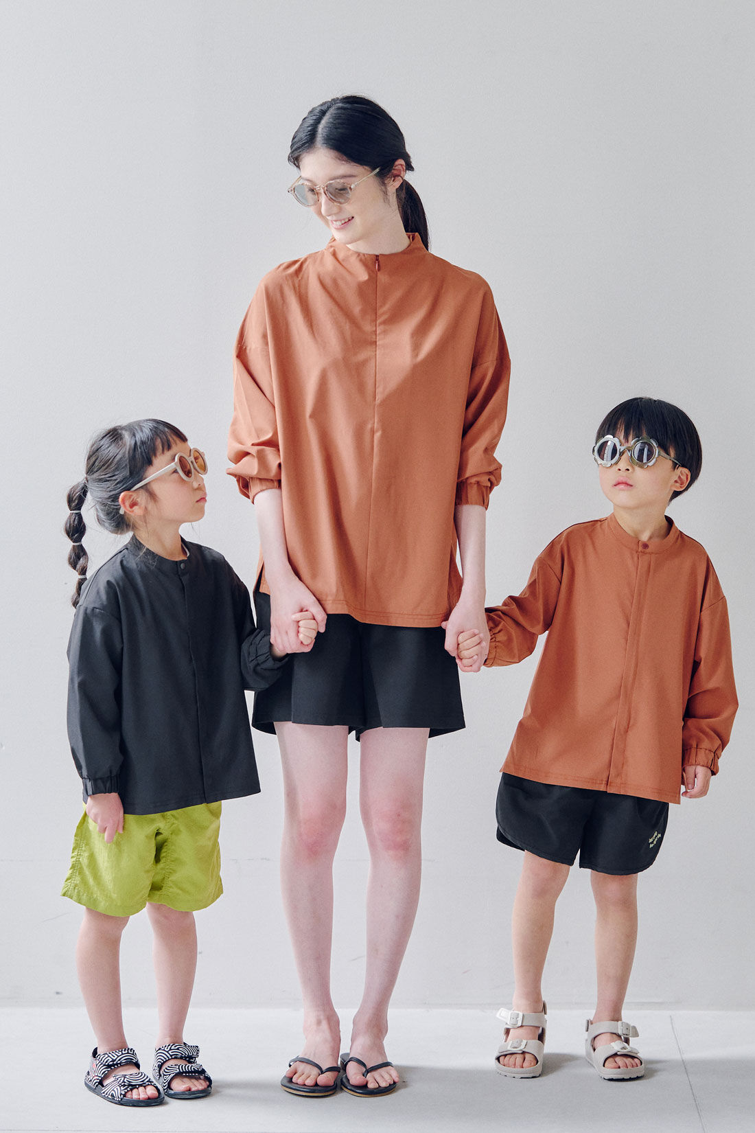 フェリシモMama|Moredde　オーバーサイズのシャツみたいなUVカットキッズラッシュガード〈アプリコットブラウン〉|ママのラッシュガードセットとおそろいで