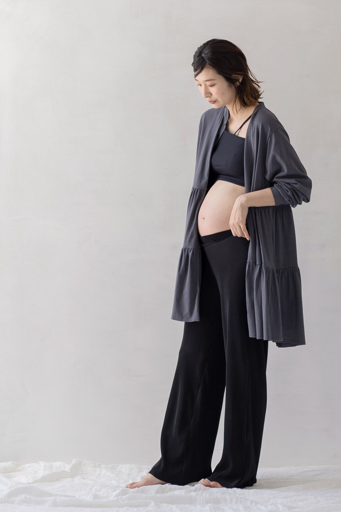 FELISSIMO Mama|Moredde　マタニティから産後も使える　ウエストクロス仕様のプリーツパンツ〈ブラック〉|マタニティフォトの時にも