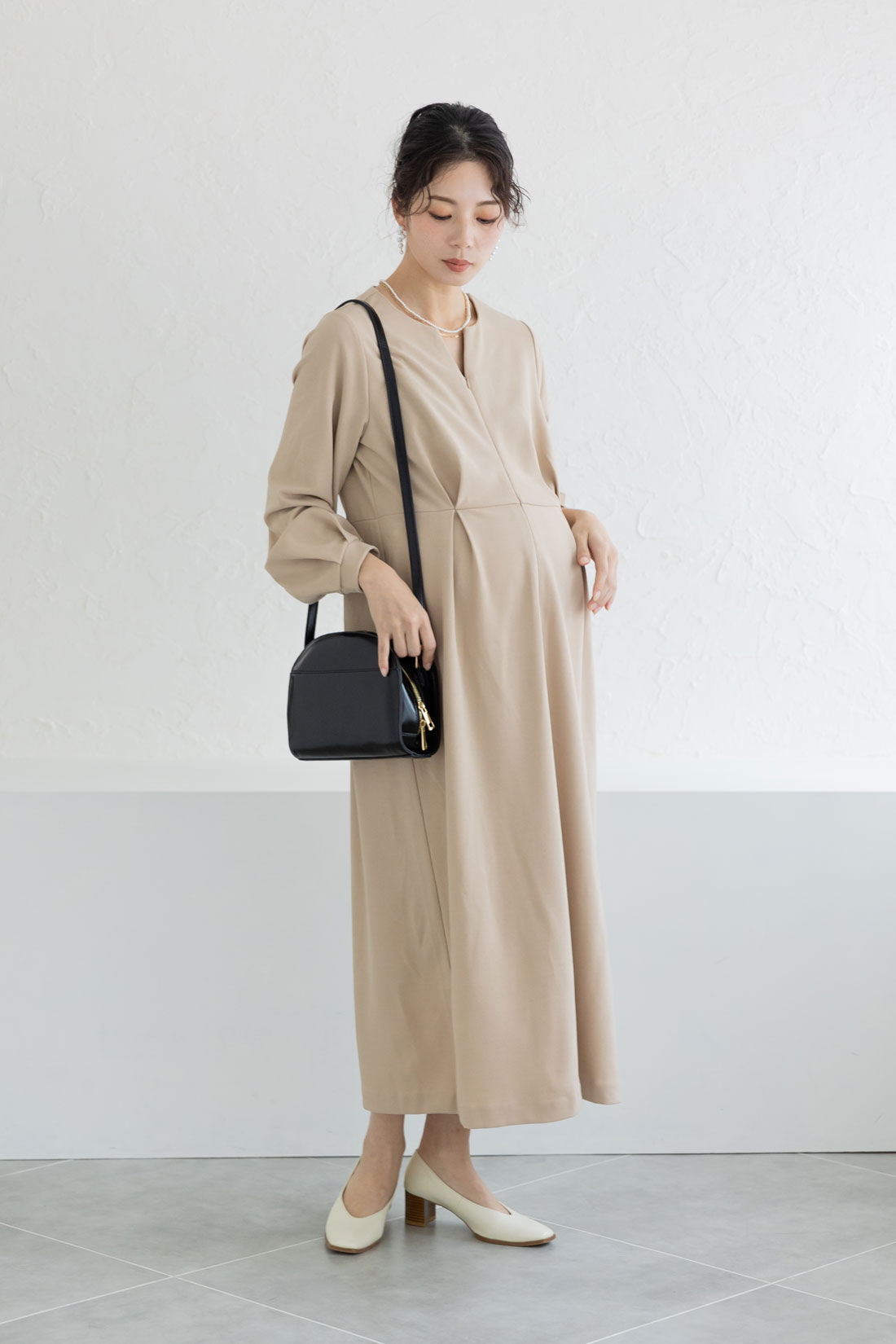 FELISSIMO Mama|Moredde　マタニティ・産後使える　授乳が簡単　上品キーネックのワンピース〈ベージュ〉|model:H166　着用サイズ：モデル用M（総丈＋3㎝、袖丈＋1㎝）