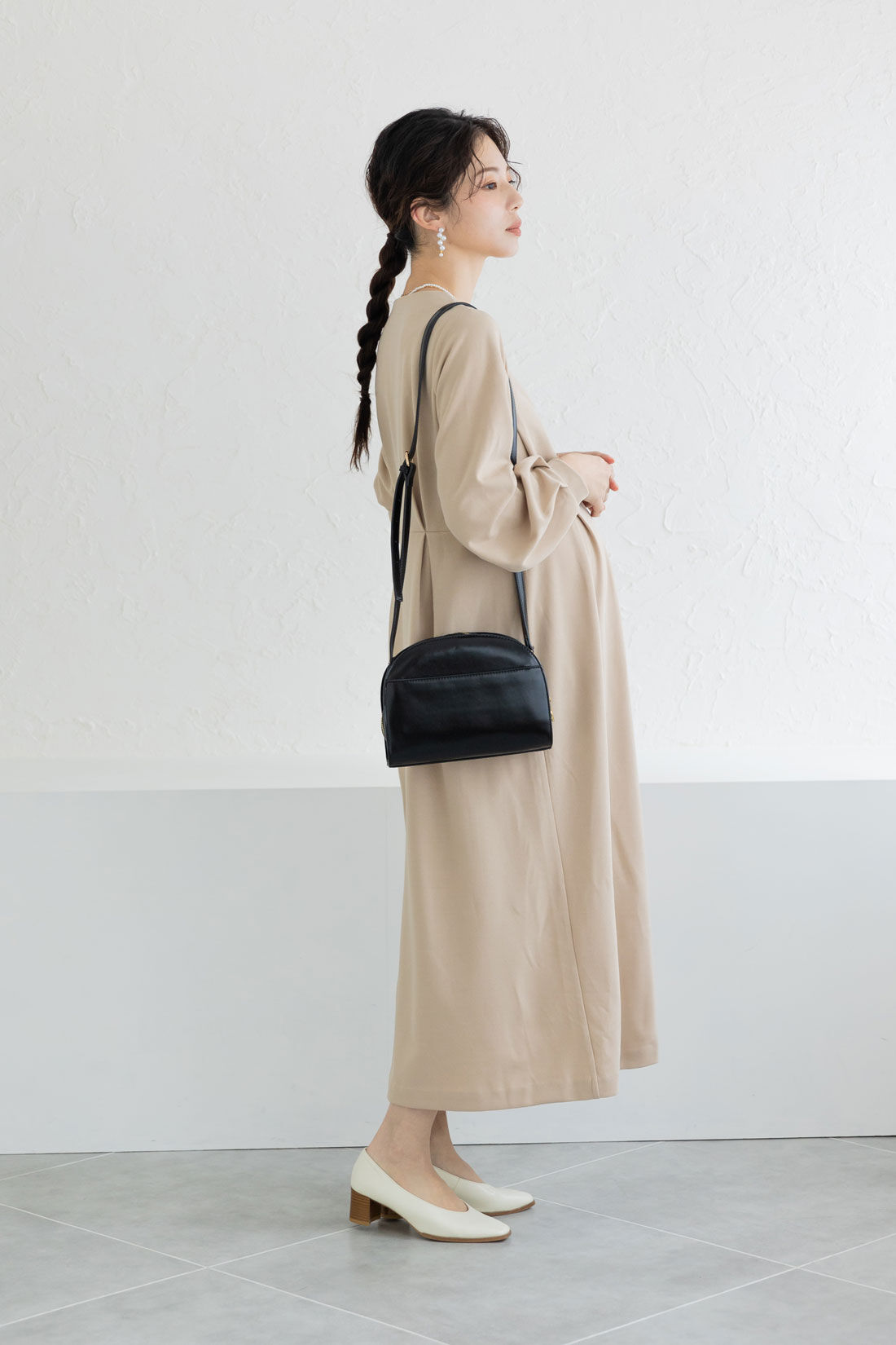 FELISSIMO Mama|Moredde　マタニティ・産後使える　授乳が簡単　上品キーネックのワンピース〈ベージュ〉|ゆったりとした身幅でマタニティさんも着用できます。