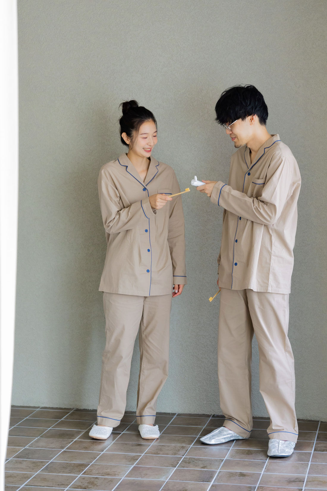 FELISSIMO Mama|【パートナーとおそろい】Moredde　肌側の微起毛が心地いい　コットン１００％の前あきペアパジャマセット〈ダークベージュ〉