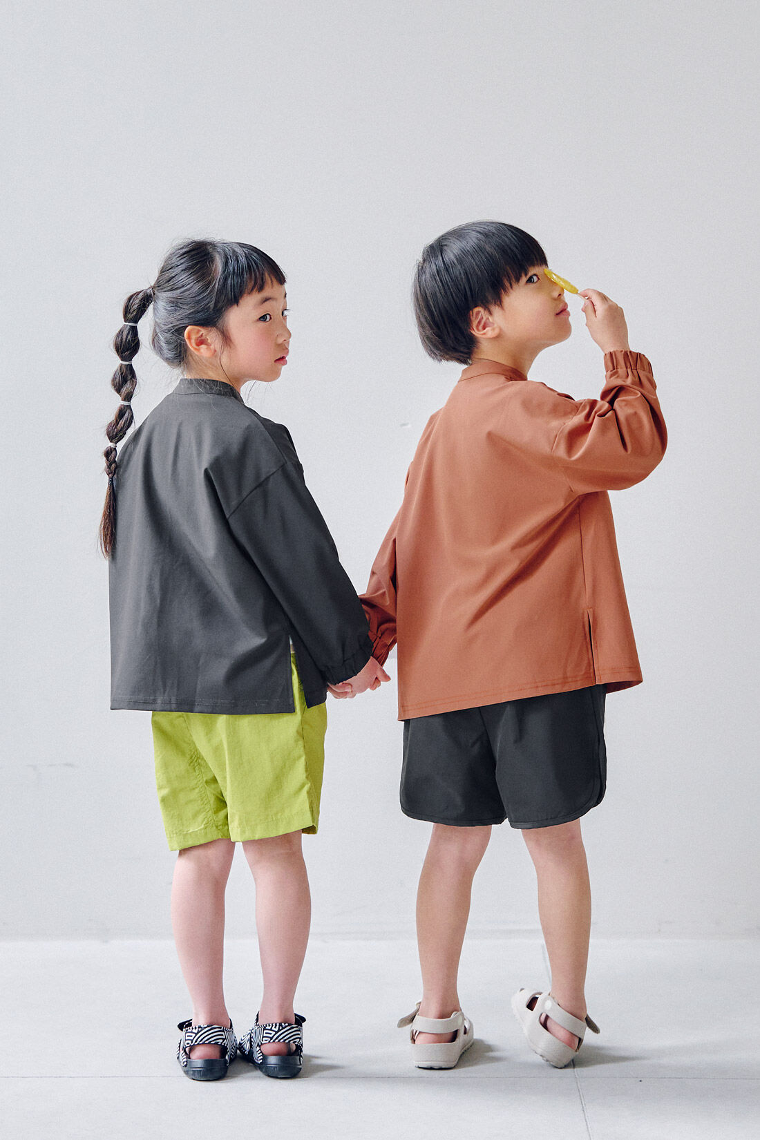 FELISSIMO Mama|Moredde　オーバーサイズのシャツみたいなUVカットキッズラッシュガード〈ブラック〉
