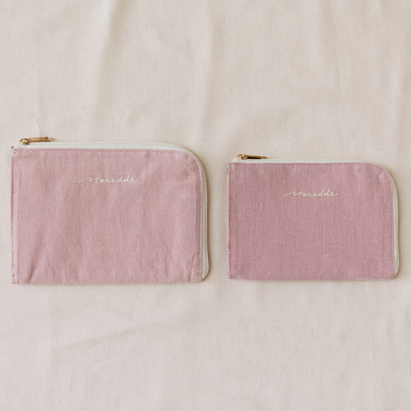 フェリシモMama|Moredde　ジャバラポケットで仕分け上手　軽くてスリムな母子手帳ケース Sサイズ〈ピンク〉|同シリーズのMサイズ（左）Sサイズ（右）を並べました。
