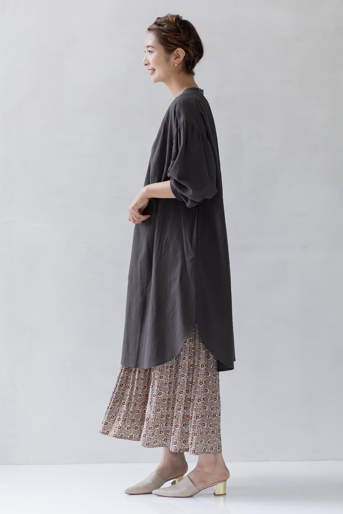 フェリシモMama|Moredde　マタニティから産後も使える　楊柳素材が心地いいチュニックパジャマ〈チャコールグレー〉|裾の長さは前後差をつけてあり、こなれて見えます。