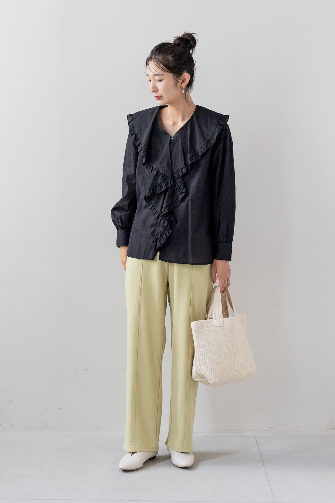FELISSIMO Mama|Moredde　マタニティから産後も使える　ストレッチストレートパンツ〈スモーキーイエロー〉|前中心に切り替えが入っているので脚がきれいに見えます