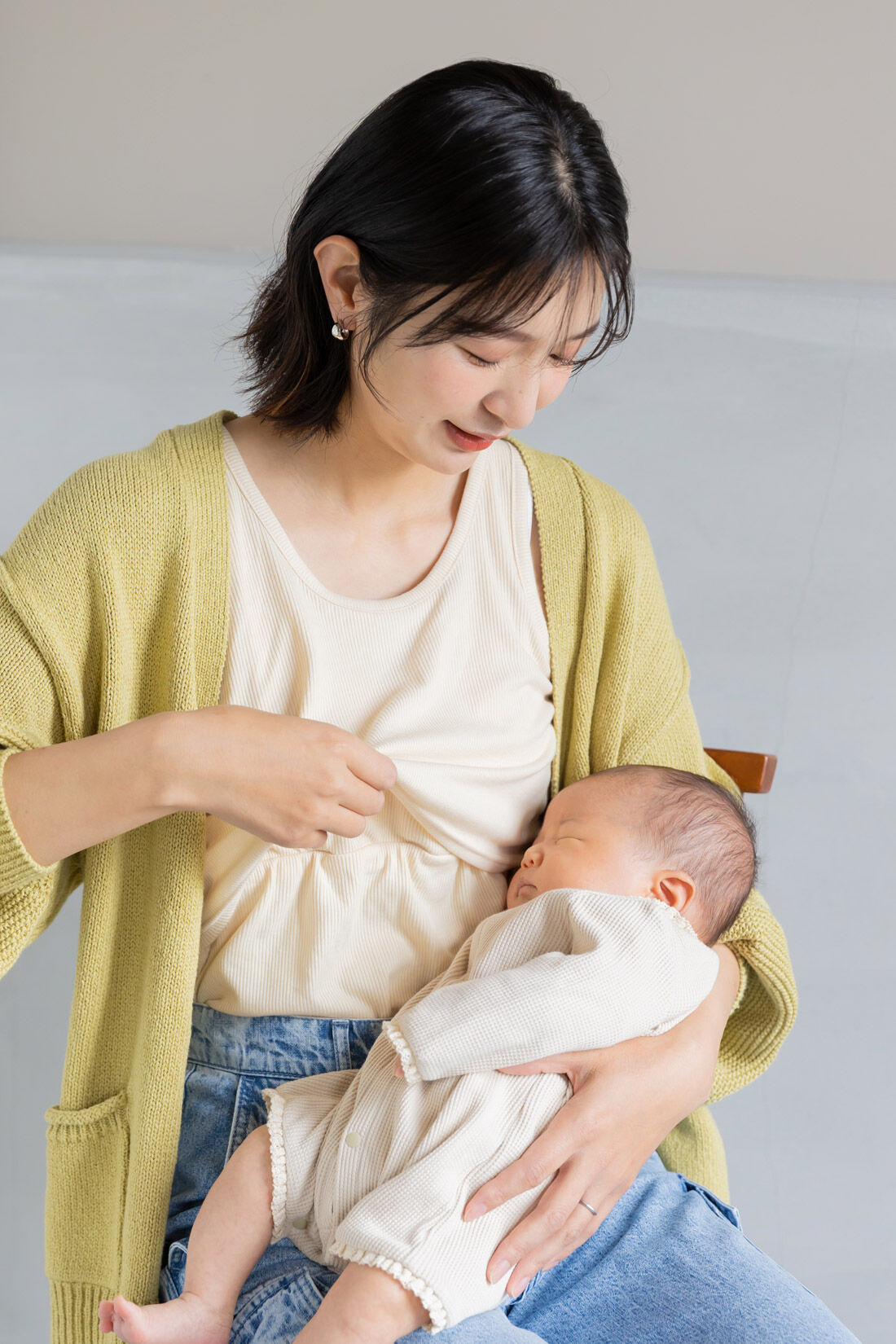 FELISSIMO Mama|Moredde　見せインナーなのに授乳ができる　胸チラしにくいカップ付きテレコリブタンクトップ〈ブラック〉|上布をめくるとカシュクール仕様になっており、授乳が簡単にできます。　※写真は別色です。