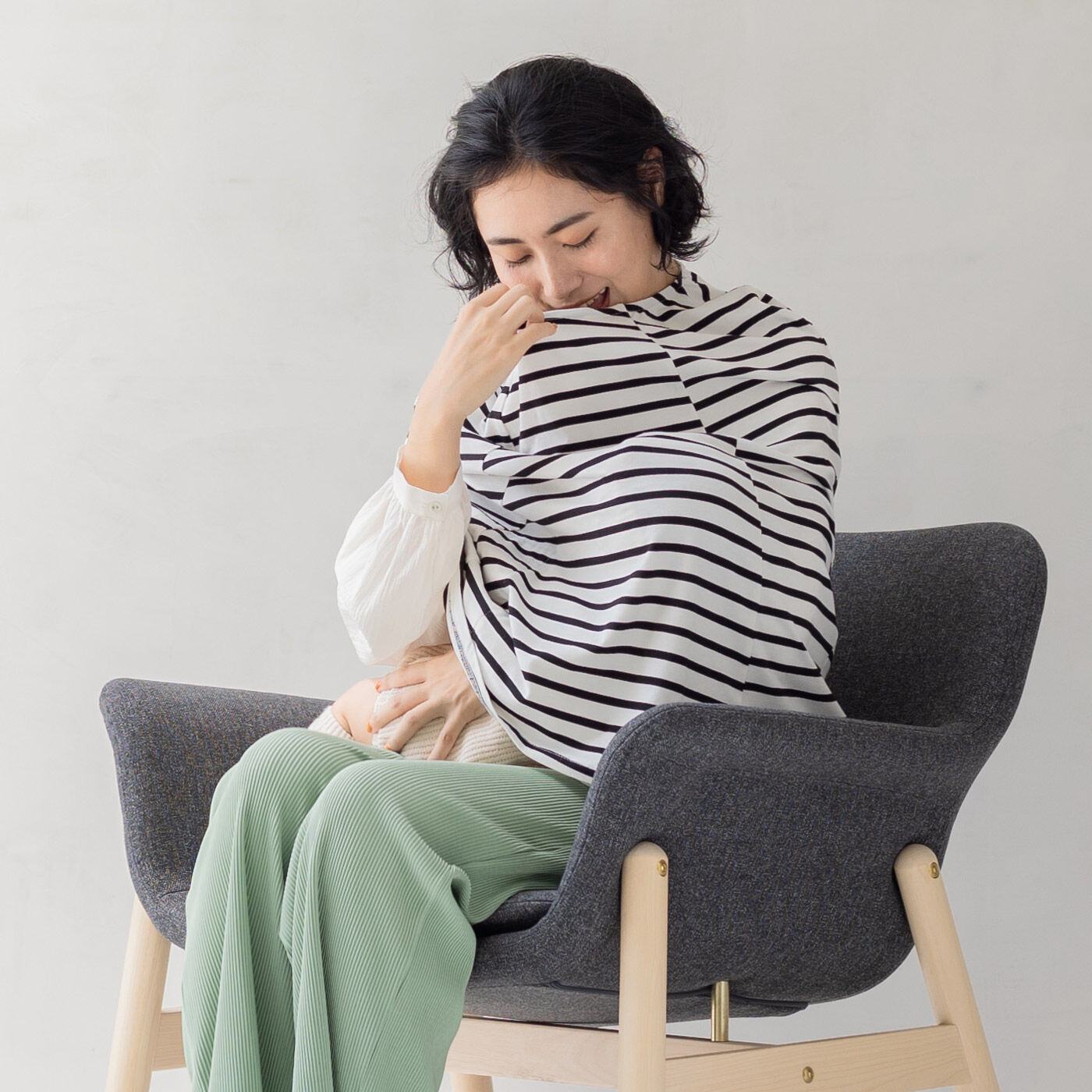 FELISSIMO Mama|Moredde　ワイヤー入りの衿ぐりで安心　ストレッチカットソーで３６０度すっぽり覆うポケッタブル授乳ケープ　〈オフホワイトボーダー〉|衿ぐりにワイヤー入りで赤ちゃんをのぞきやすい。