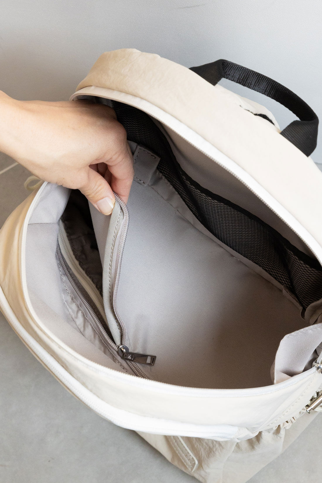 FELISSIMO Mama|Moredde　二層で荷物が分けられるのが便利なマザーズリュック〈アイボリー〉|仕切りはファスナーで外せて二層から1つにつなげることも