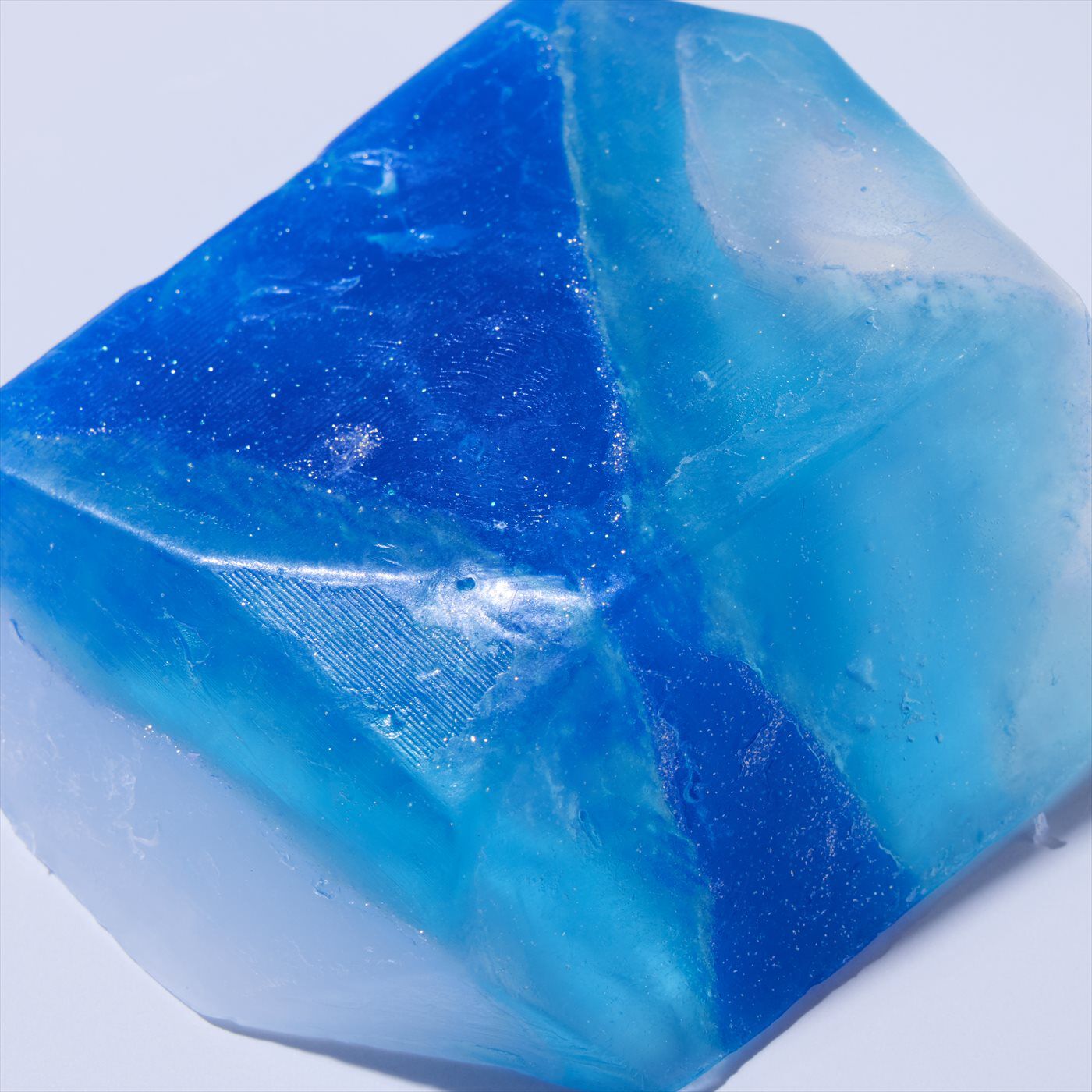 BEAUTY PROJECT|宝石の原石のような輝き　シュフレサボンの会|透明度の高い部分とハッとする青を基調とした層が重なり合い、リアルなサファイアを再現。