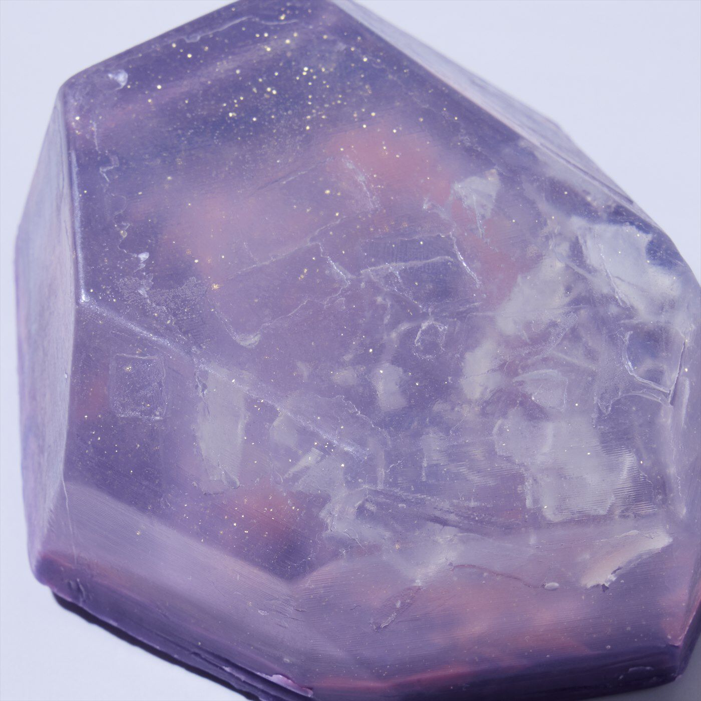 BEAUTY PROJECT|宝石の原石のような輝き　シュフレサボンの会|深い紫と、透明度の高い部分を層にしたアメジストを表現。よく見ると絶妙なきらめきも再現されています。