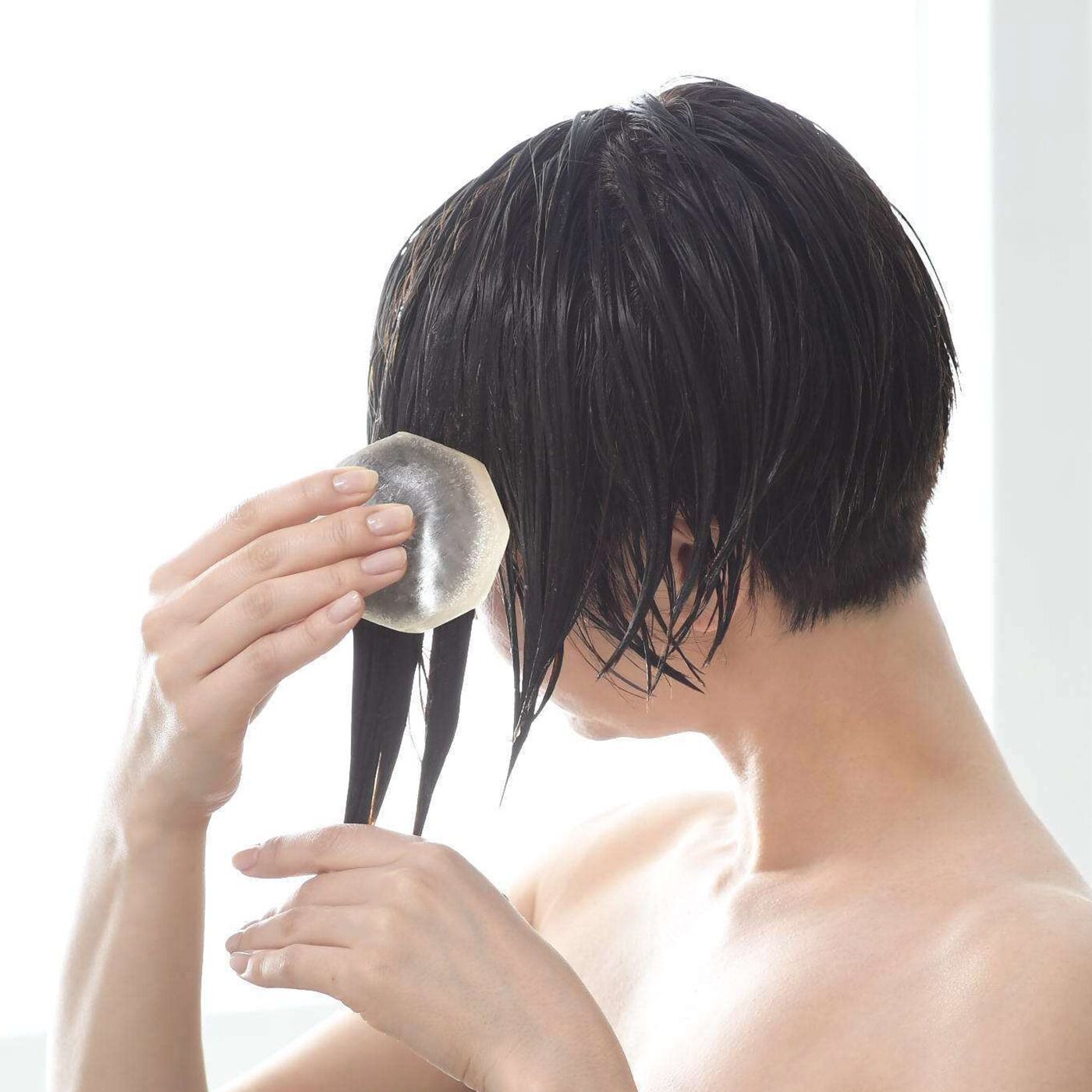 BEAUTY PROJECT|Koharubiyori　スカルプシャンプーバー　ゼラニウム＆ベルガモットの会|髪と頭皮を充分に濡らしたら、髪の付け根から毛先に向けて滑らせるように数回塗布します。