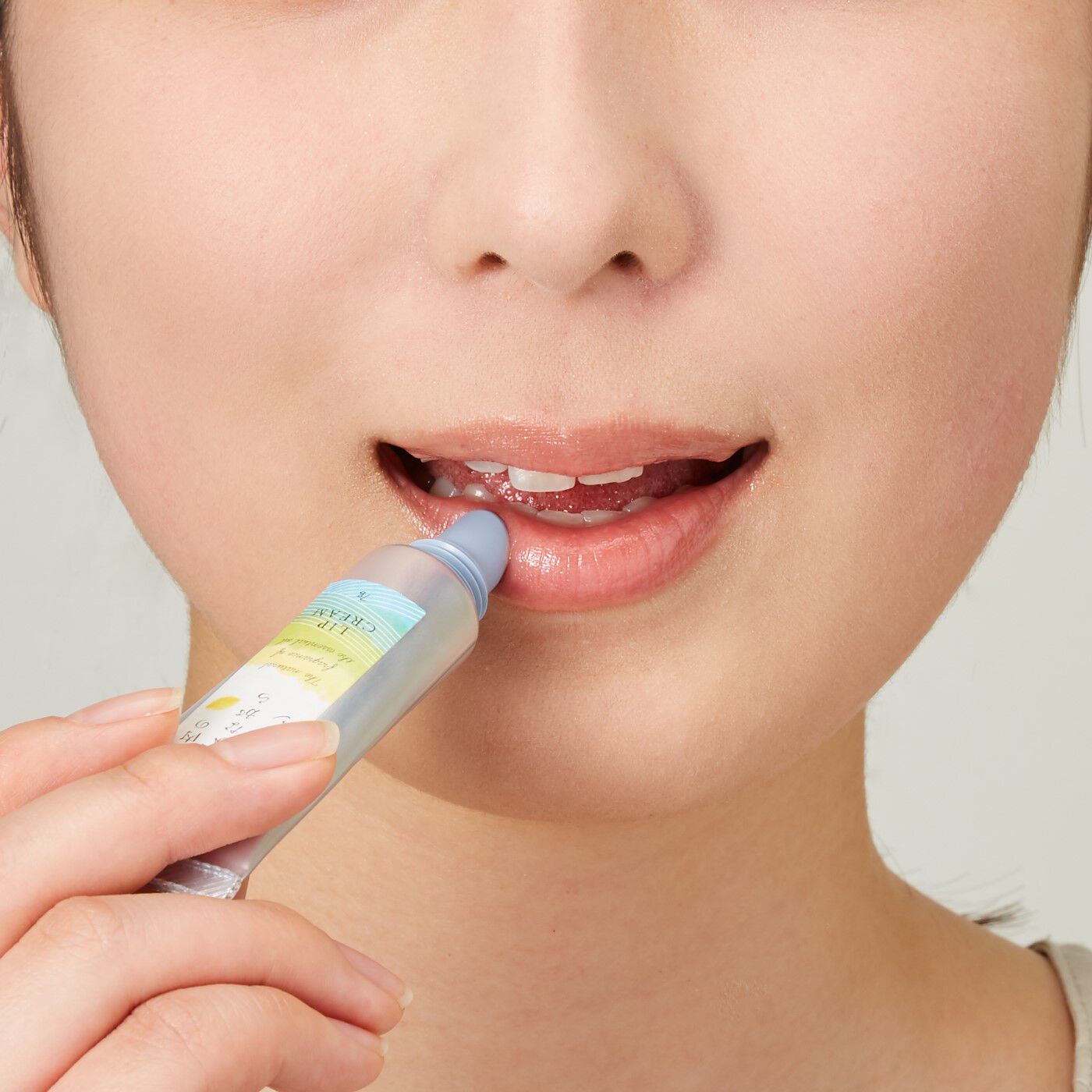 BEAUTY PROJECT|瀬戸内レモン　リップクリーム〈7ｇ〉の会|クリームを出しながら、先端を直接唇に当てて塗ります。