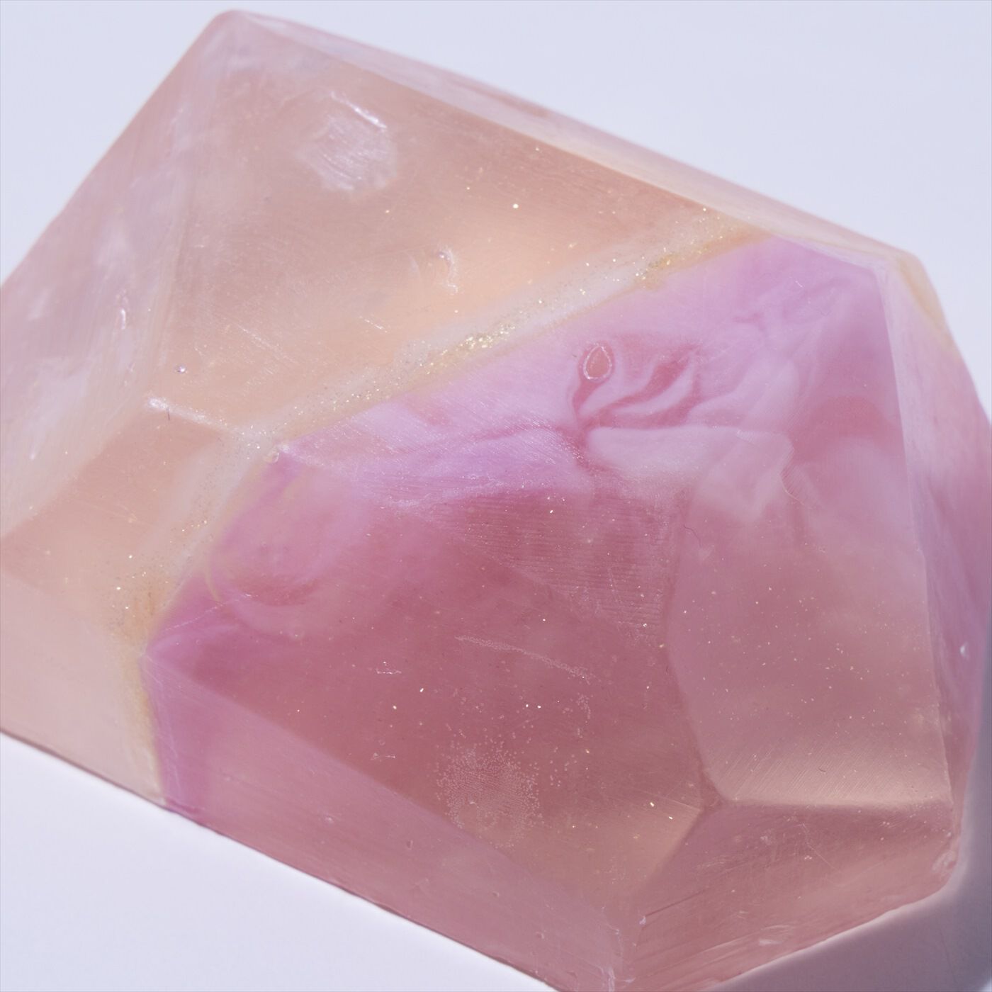 BEAUTY PROJECT|宝石の原石のような輝き　シュフレサボンの会|透明度の高い部分とピンクを基調とした層が重なり合い、可憐なローズクォーツを再現。