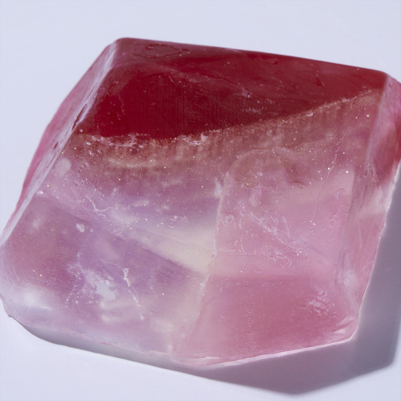 BEAUTY PROJECT|宝石の原石のような輝き　シュフレサボンの会|透明度の高い部分と赤を基調とした層が重なり合い、リアルなルビーを再現。