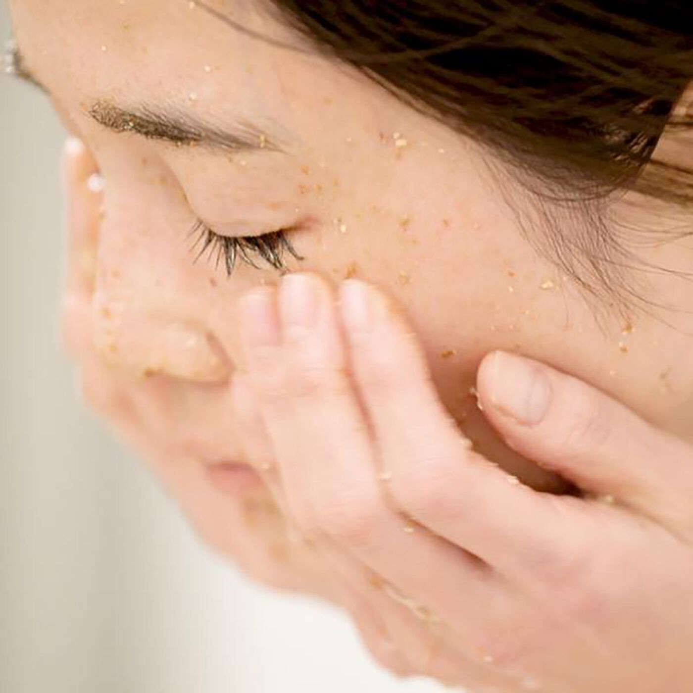 BEAUTY PROJECT|みんなでみらいを　米ぬか酵素洗顔クレンジング〈お試し４個セット〉の会|くるくるとマッサージするようにやさしく、顔全体を洗います。