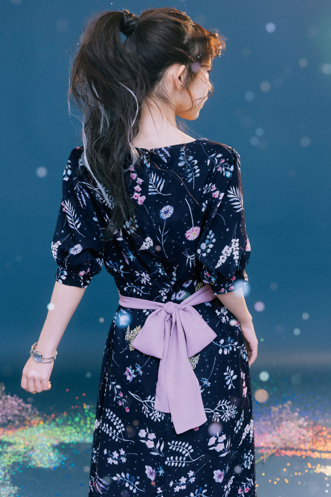 魔法部|魔法部×ミヤマアユミ　妖精の庭　舞い遊ぶ花畑のシフォンワンピース〈ネイビー〉