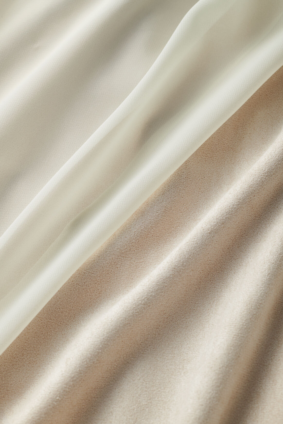 魔法部|魔法部×ミヤマアユミ　妖精のクチュール　シフォン揺らめくユリのスカート〈ホワイトベージュ〉|シフォン素材の中にはス エード調の生地。秋冬も 安心して着られます。