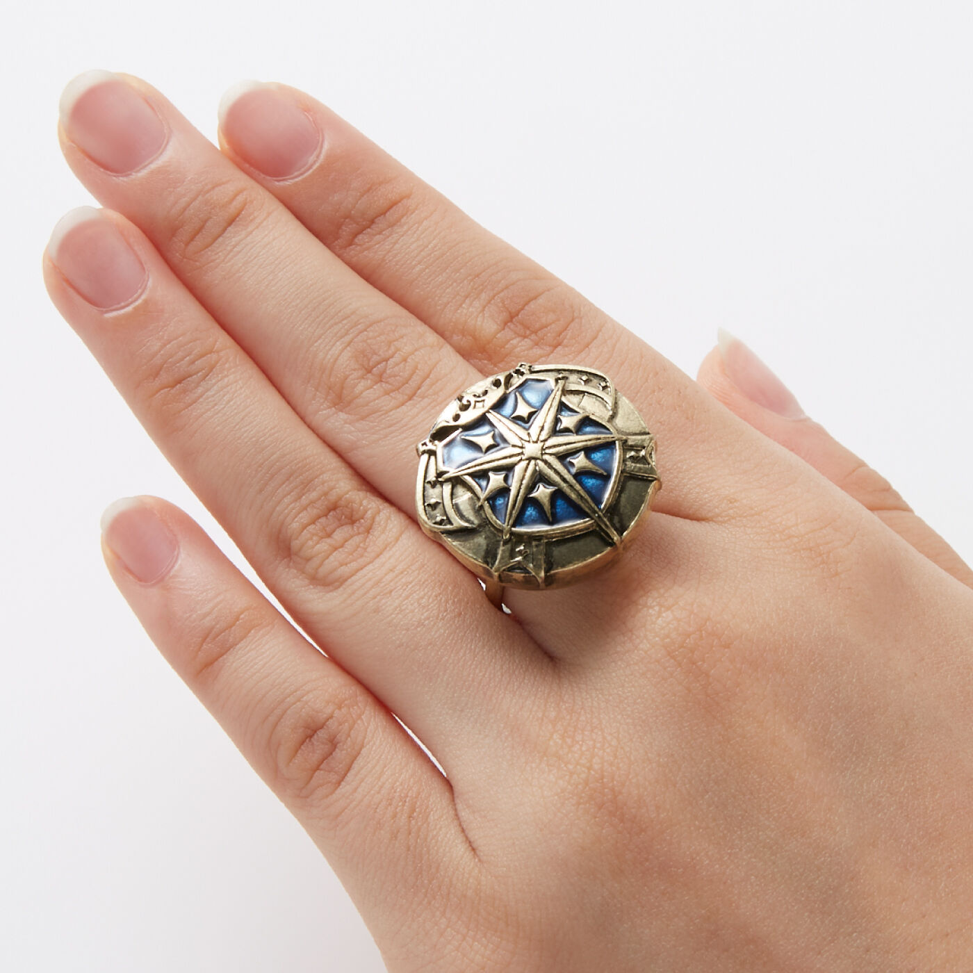 魔法部|魔法部×魔法使いの約束　国章ボタンカバー〈東の国〉|指輪に付ければ、存在感のある大きめのモチーフリング風に。※指輪の形状によっては付けられない場合があります。※お届けする柄とは異なります。
