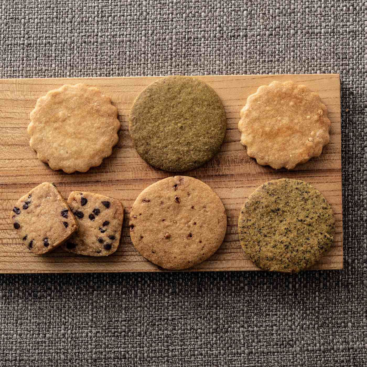 Natucul Chou Club|発酵菓子カヌカさんの「ポン菓子グラノーラ」とクッキーセット|人気No.1の塩麹クッキー（左上・右上  ）や、緑茶、チョコチップ、黒糖、抹茶とそれぞれにファンのいる自慢のクッキーがそろっています。どれも甘すぎず、おやつにも軽食にもぴったり。