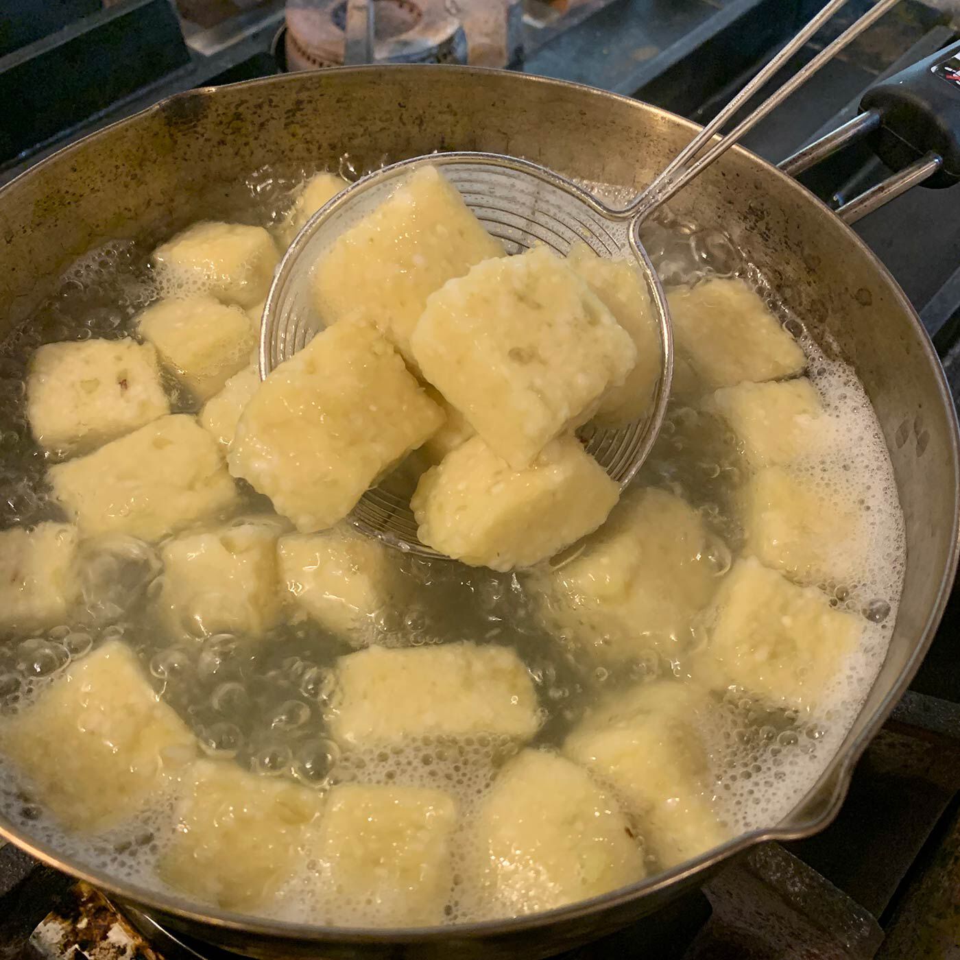 Natucul Chou Club(ナチュカル・シュークラブ)|小宇宙食堂リンシエさんの南台湾のおやつ　台湾芋団子＆台湾シロップ手づくりキット（2人分）|ゆで上がりです。ゆでる前に残っていた白い粒は透明になっています。