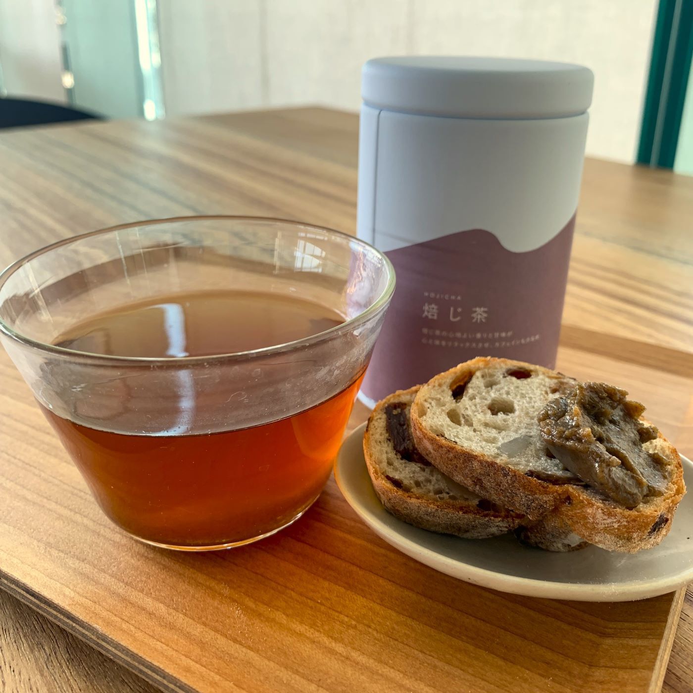 Natucul Chou Club(ナチュカル・シュークラブ)|日本茶おうちカフェ　「お茶と、暮らしと」とことん焙じ茶セット|かわいらしいピンクの茶缶に入っているのは、ほうじ茶のティーバッグ。静岡県産の芳醇な香りのほうじ茶はホットでも、水出しでも。
