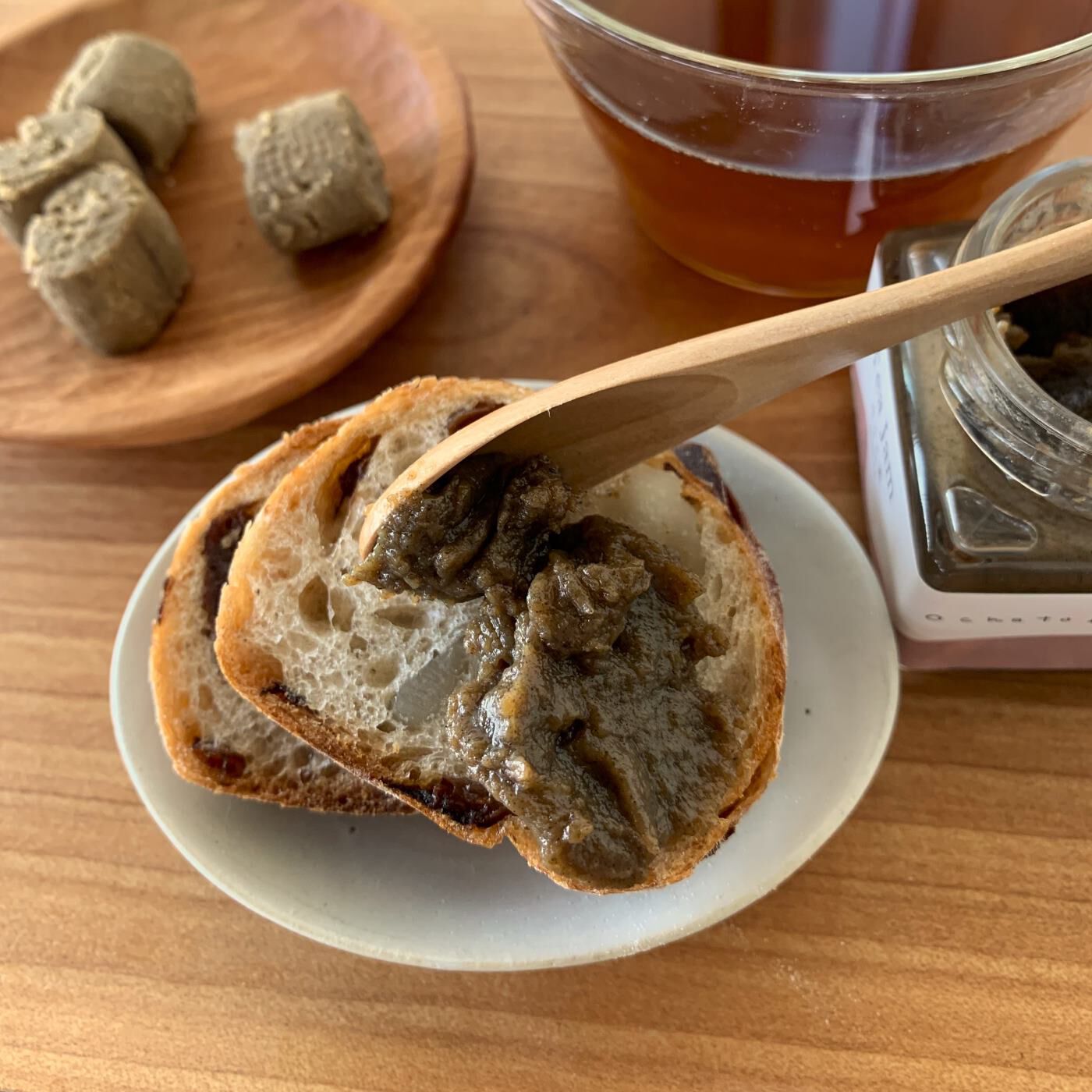 Natucul Chou Club(ナチュカル・シュークラブ)|日本茶おうちカフェ　「お茶と、暮らしと」とことん焙じ茶セット|牛乳と生クリームを煮詰めたほうじ茶ジャムは、パンやクラッカーにのせて。