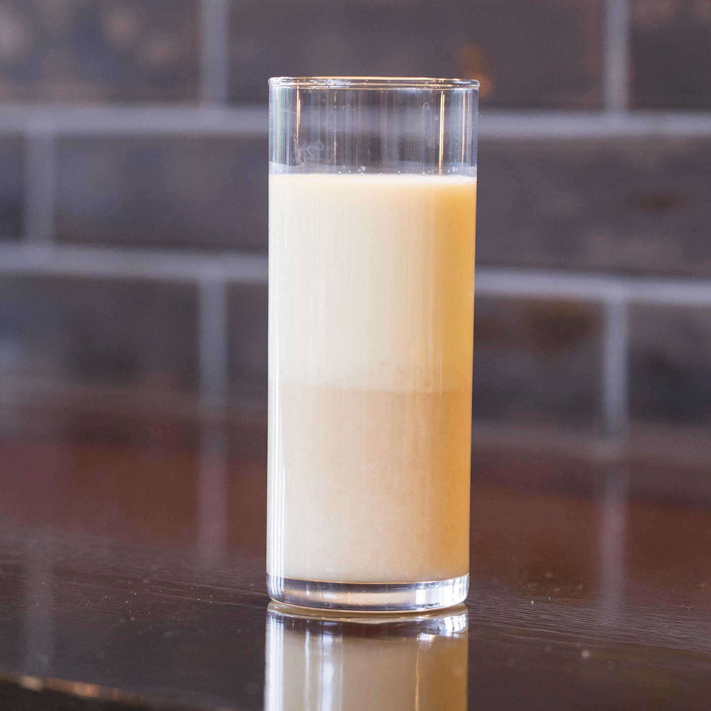 Natucul Chou Club(ナチュカル・シュークラブ)|熊本貝島商店のおちちあまざけ|【甘酒豆乳割り】豆乳とおちちあまざけ濃縮タイプを1:1でカップに入れてかき混ぜるだけ。美容と健康にオススメの一杯。
