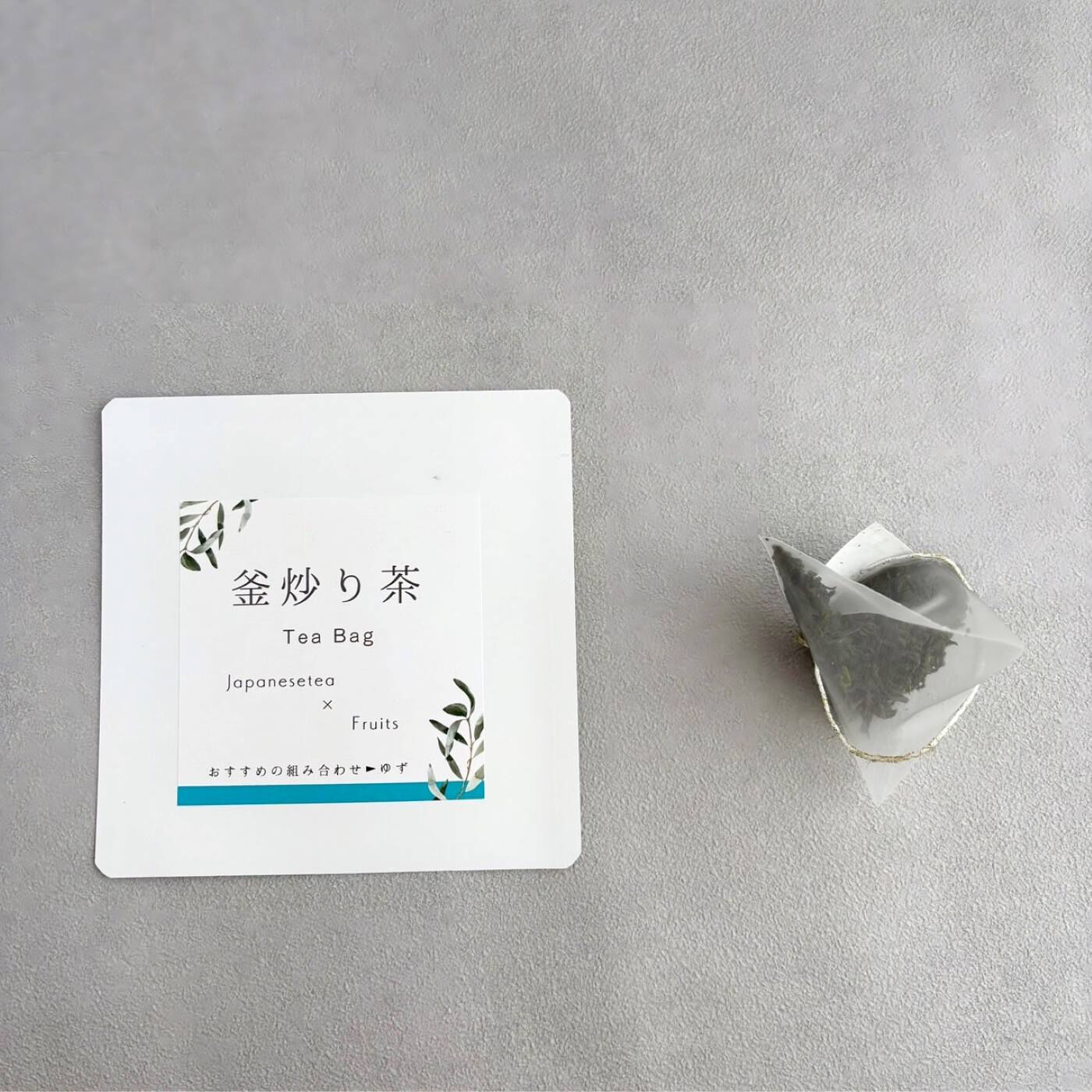 Natucul Chou Club|フルーツティーも楽しめる　1ウィーク日替わり日本茶セット（ドライフルーツ付き）|生茶葉を蒸すのではなく、直火の釜で炒って作る緑茶。釜で炒ることで、煎茶にはない香ばしい「釜香」が生まれます。渋みが少なく、すっきりとしたフルーティーな味わい。オススメの組み合わせは【ゆず】釜炒り茶は緑茶の中でもダントツでフルーツと合うお茶だと思います。ユズをプラスしてすっきりとしたフルーティーのできあがり。炭酸水で作るのもオススメです。