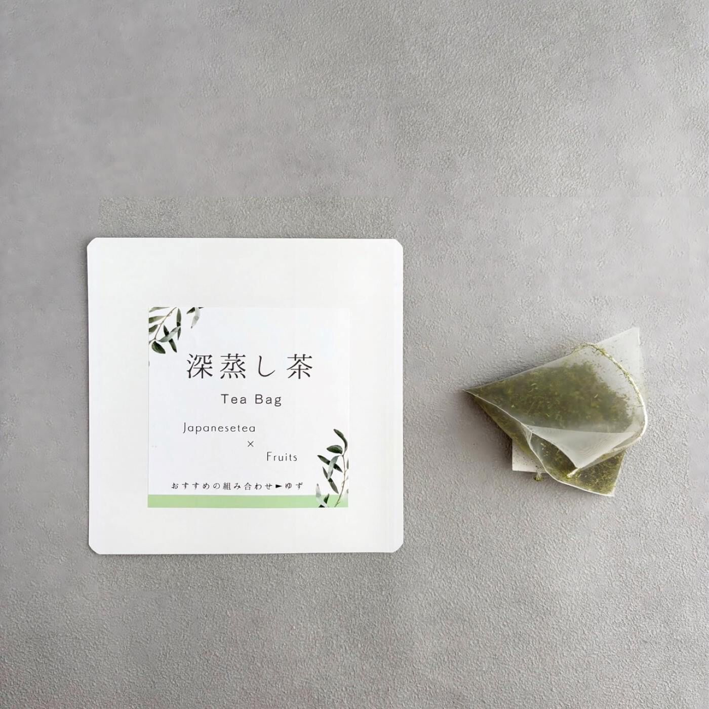 Natucul Chou Club|フルーツティーも楽しめる　1ウィーク日替わり日本茶セット（ドライフルーツ付き）|通常の蒸し時間が30 ～ 40 秒に対し、2 ～ 3 倍蒸し時間が長いものが深蒸し茶。それによって茶葉が細かく、まろやかでコクのある優しい味わいに。水出しにすると甘味旨味が引き立ちつつ爽やかな味わいに。オススメの組み合わせは【ゆず】深蒸し茶の爽やかな味わいに甘酸っぱい柚子が重なりフルーティーな甘みを楽しめます。