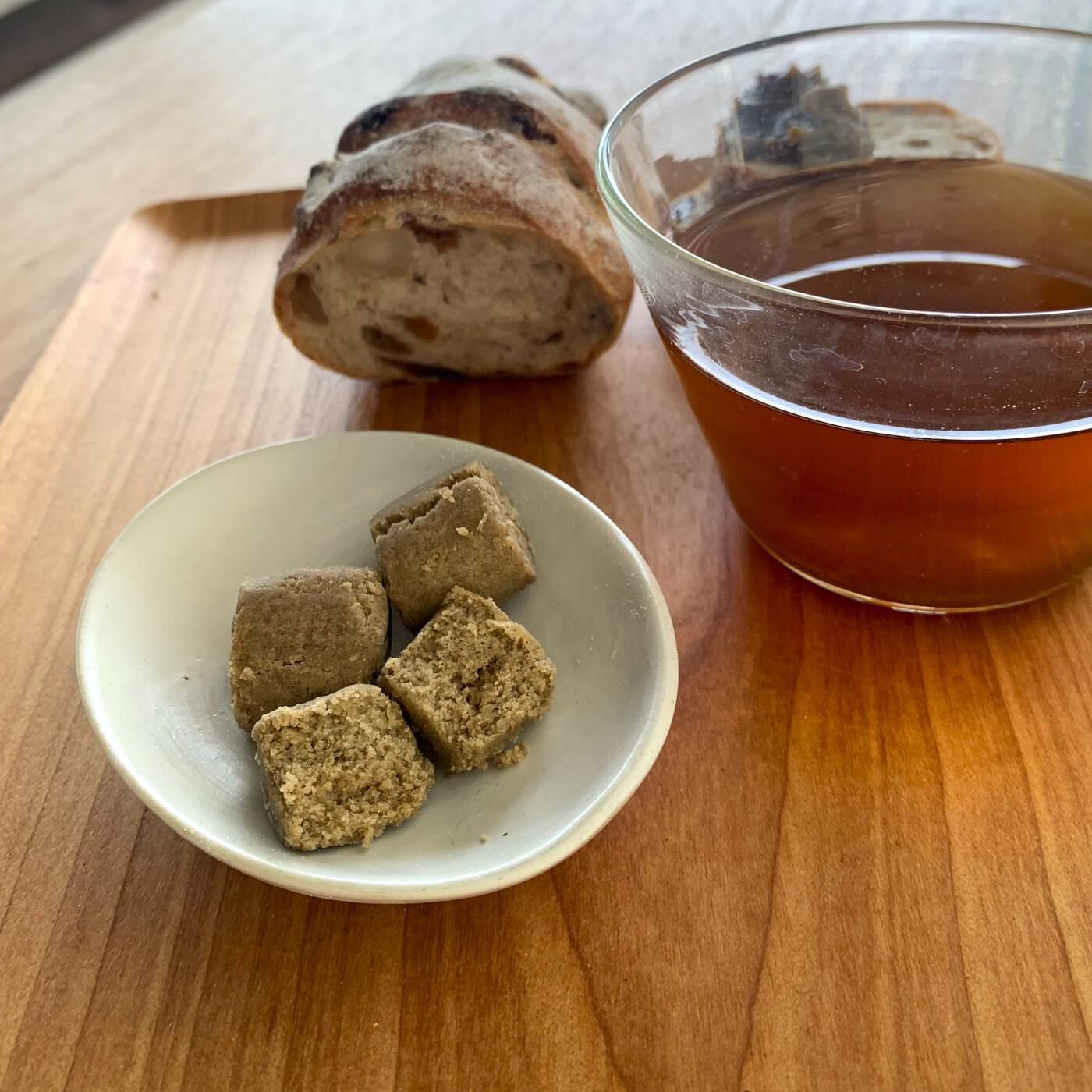 Natucul Chou Club(ナチュカル・シュークラブ)|日本茶おうちカフェ　「お茶と、暮らしと」とことん焙じ茶セット|パウダー状のほうじ茶を贅沢に使用した、ほろっ、さくっとした食感のクッキー。少しの塩味がアクセント！