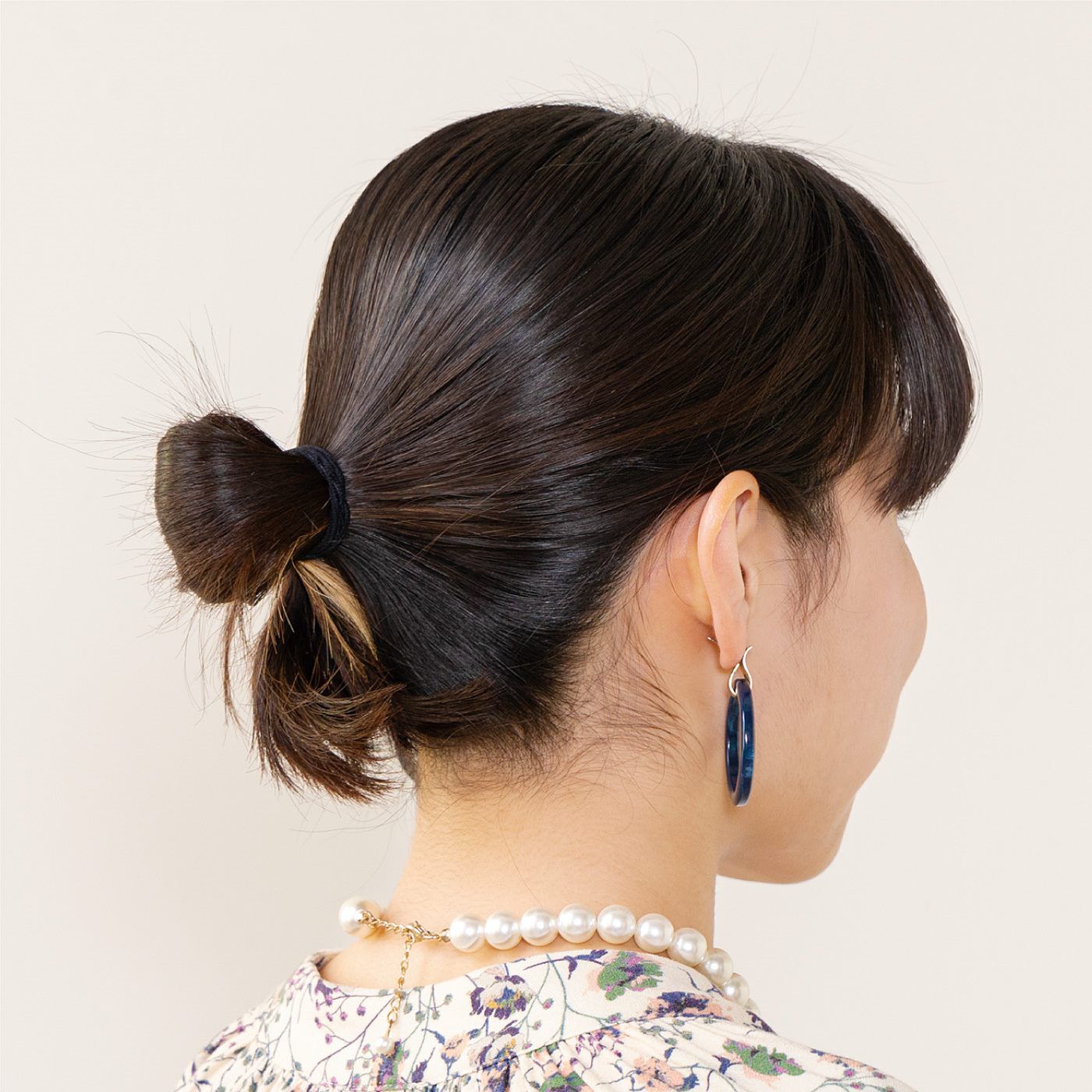 L'AMIPLUS［ラミプリュス］|ラミプリュス　ヘアゴム感覚で結ぶだけ　簡単ボリュームアップ！　シュシュウィッグ〈ミックスブラウン〉の会|1．お手持ちのゴムで髪を結び、簡単なお団子をつくります。