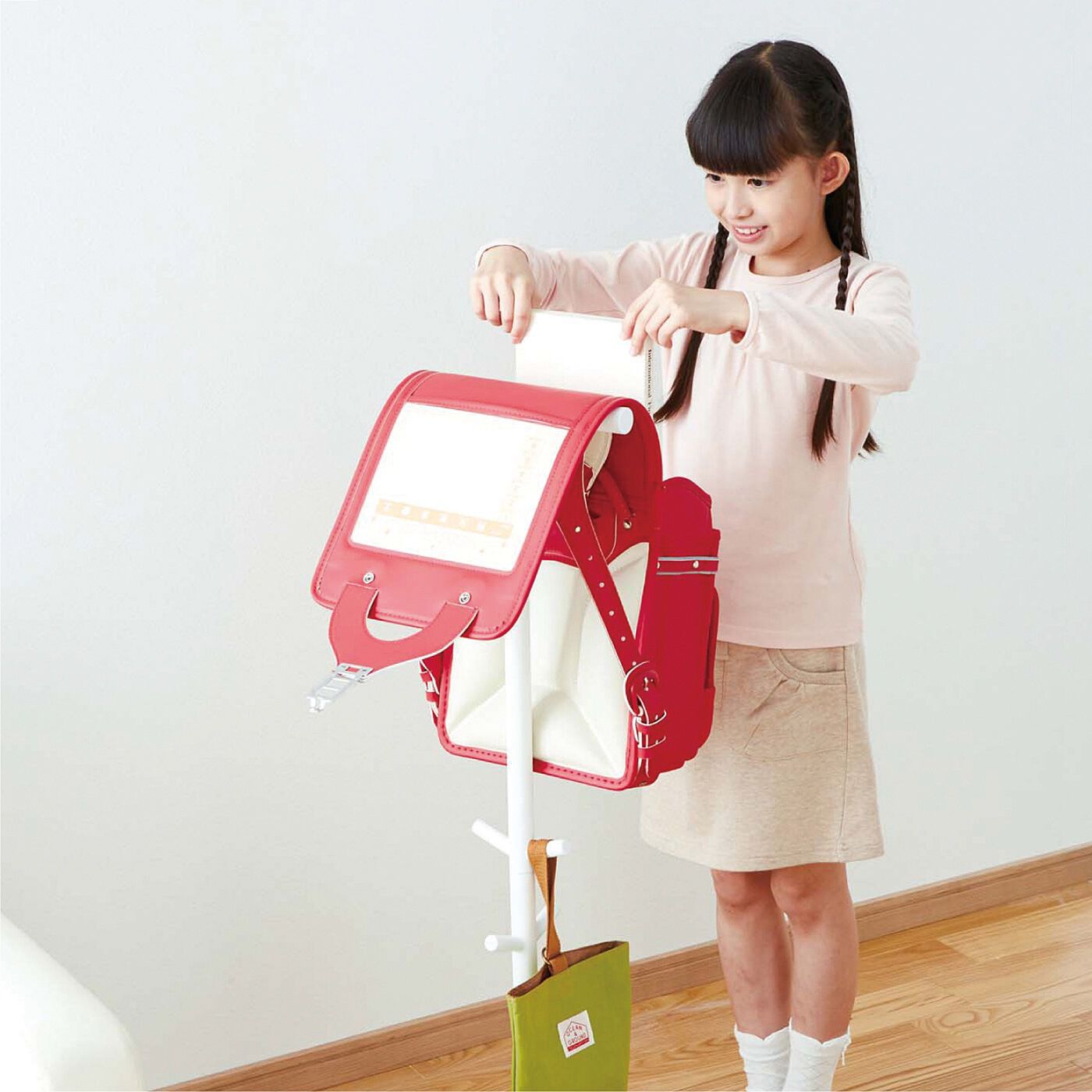 L'AMIPLUS［ラミプリュス］|ラミプリュス　リュックもランドセルも掛けられる　置くだけ簡単収納スタンド|ランドセルやリュックを掛けたまま開けられるので、準備もらくらく。
