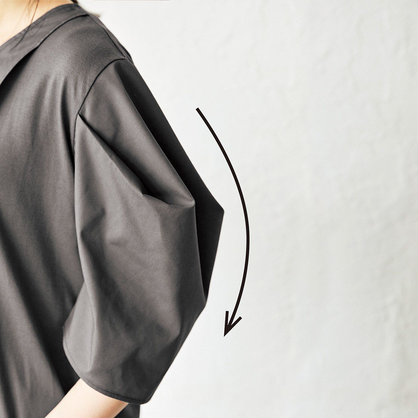 L'AMIPLUS|ラミプリュス　着心地Tシャツ見た目ブラウス風　オトナに似合うポンワリ袖トップスの会|ポンワリとした袖だけどかわいくなりすぎないのは布はく遣いで前後2ヵ所の斜めタックのおかげ。