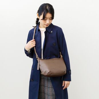 L'AMIPLUS | 姫路レザーの撥水ショルダーバッグ〈モカベージュ〉