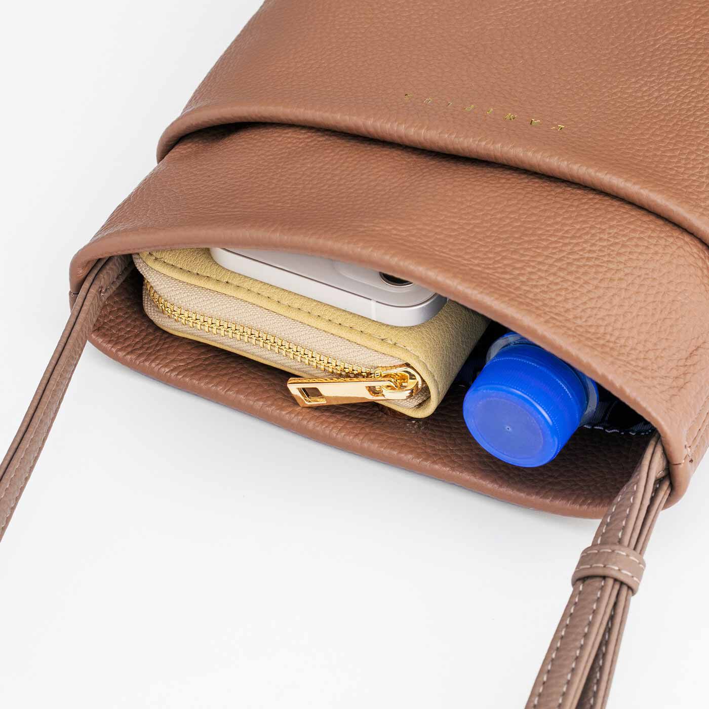 L'AMIPLUS|ラミプリュス　ポケットみたいに使い心地軽やか 本革ショルダーマイポッケ〈フラワーモカブラウン〉|長財布、スマホ、350mlペットボトルがすっぽり。内側のファスナーポケットには、かぎなどを入れて。
