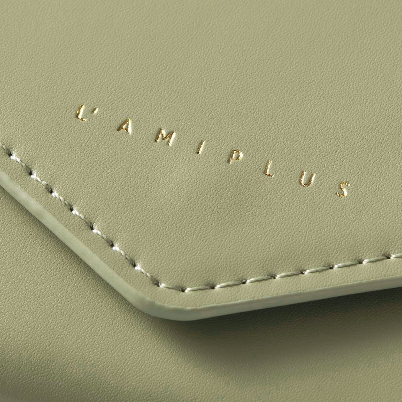 L'AMIPLUS|ラミプリュス　小銭入れがパカッと開く！ レジ前で支払いスマートなミニ財布の会|つややかなガラス合皮にL'AMI PLUSのロゴを箔（はく）押し。