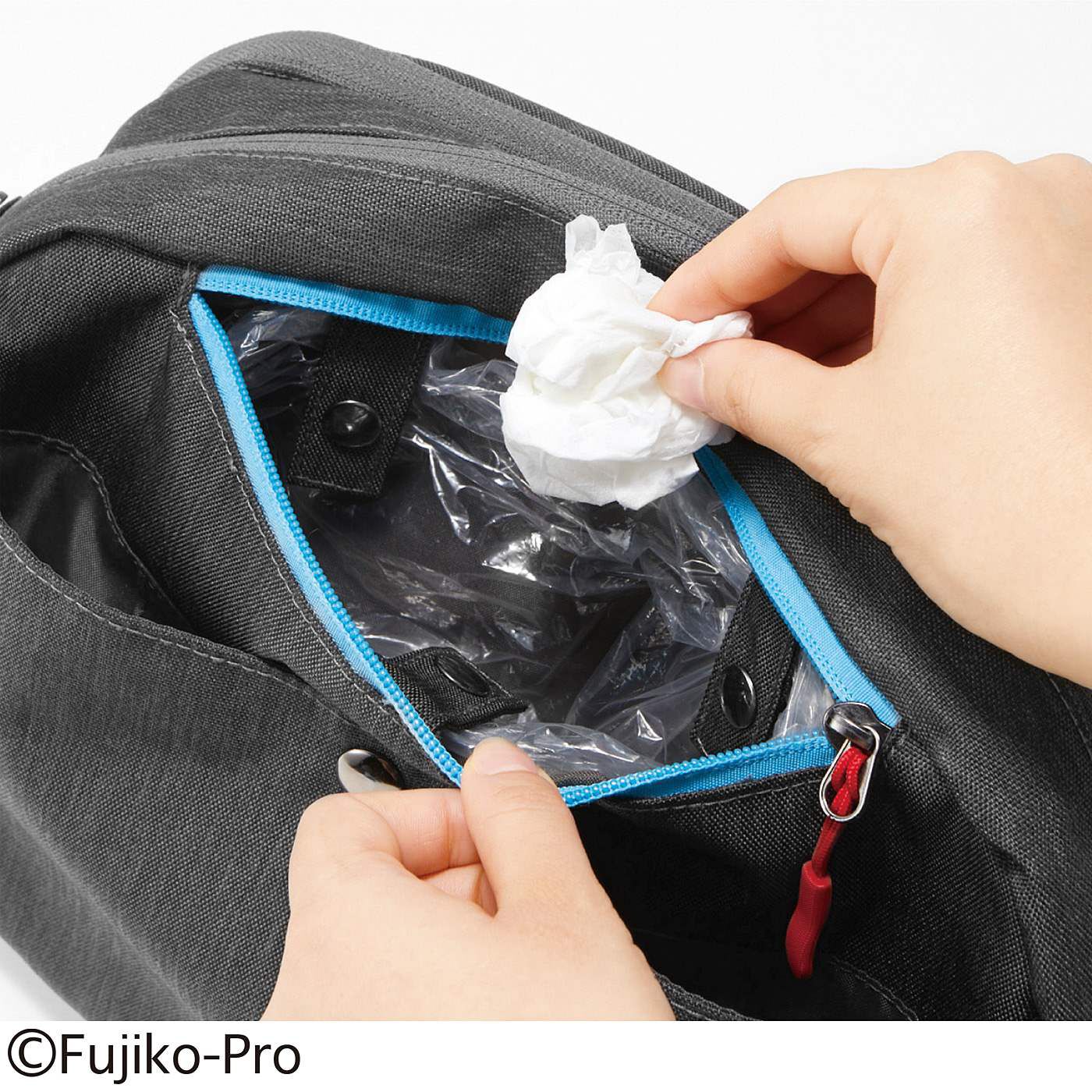 L'AMIPLUS|ドラえもん　前ポケットが大きく開いて一目瞭然（りょうぜん）　撥水（はっすい）ポイッシュ ショルダーバッグ|背面ポケットにティッシュとゴミ袋をセットすれば、鼻をかんでゴミを捨てる一連の動作にも困りません。