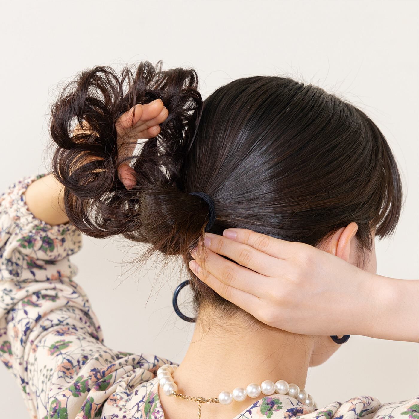 L'AMIPLUS［ラミプリュス］|ラミプリュス　ヘアゴム感覚で結ぶだけ　簡単ボリュームアップ！　シュシュウィッグ〈ミックスブラウン〉の会|2．シュシュを広げて、お団子の結び目にかぶせます。