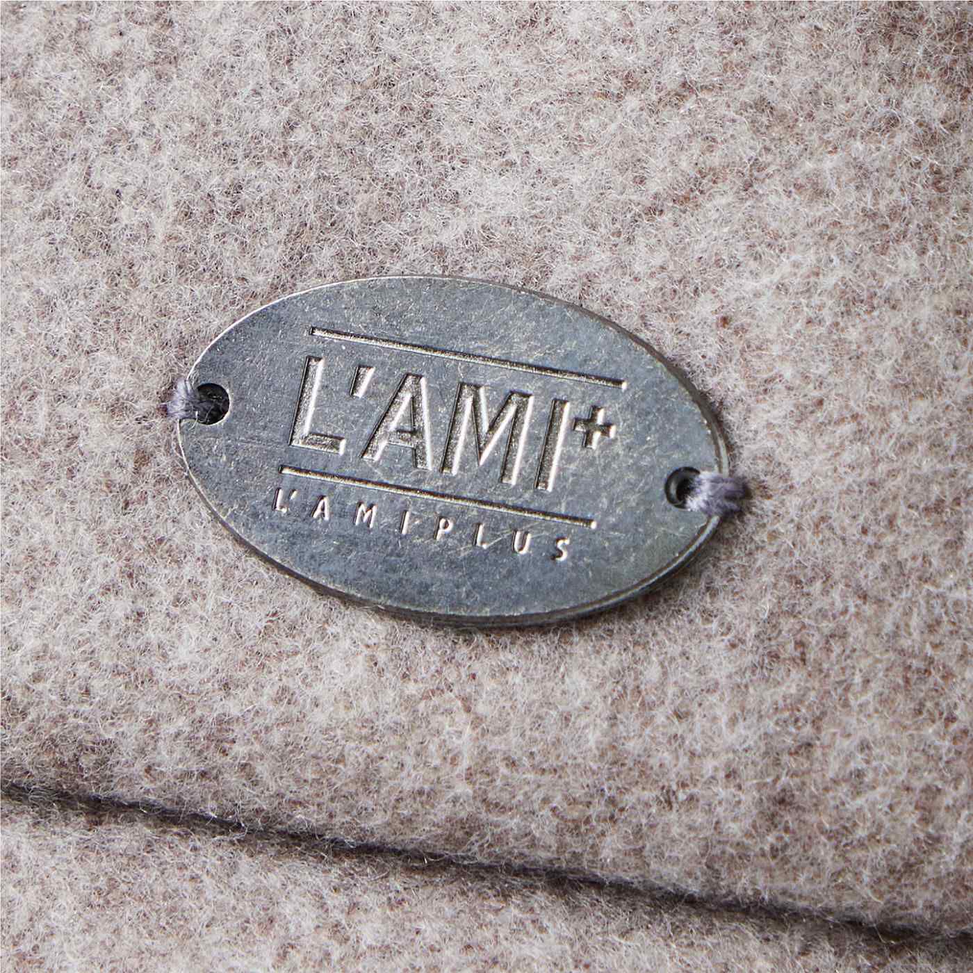 L'AMIPLUS|ラミプリュス　フェイクファーフラップでぬくぬくアップ　後ろボリュームがかわいいキャスケットの会|さりげなくL'AMIPLUSのチャーム付き。