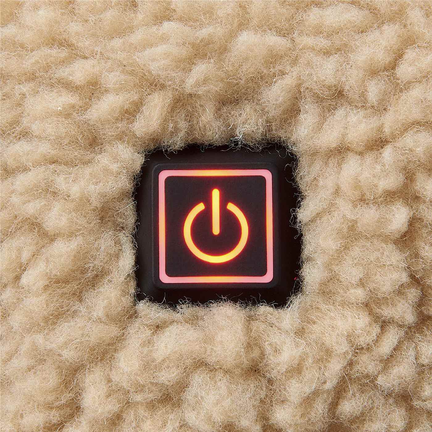 L'AMIPLUS|ラミプリュス　USBで繋ぐだけ　おしりも足先もぬっくぬく　ソクホカクッション|電源を長押しでONにすると赤色に光ります。
