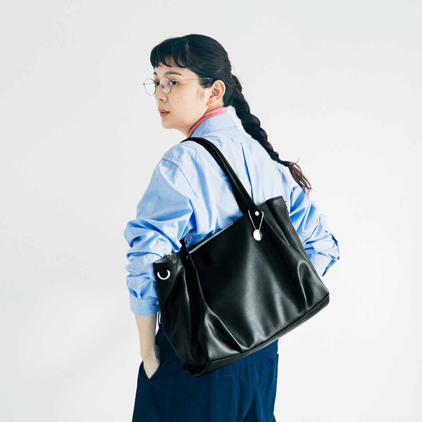 L'AMIPLUS|ラミプリュス　たっぷり入って持ち歩き軽やか 整とん美人な7つ星ショルダーバッグ〈リッチブラック〉