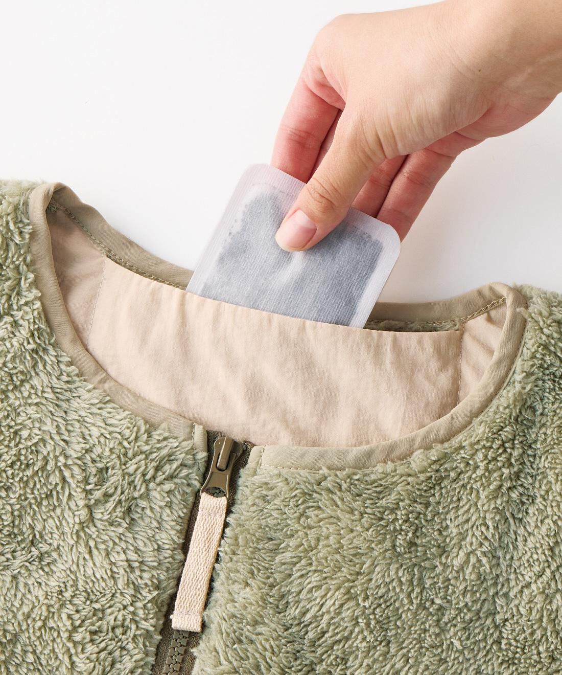 L'AMIPLUS［ラミプリュス］|ラミプリュス　家でも外でもあたたか　ボアベスト見えの着られるブランケットの会|背中にはカイロを入れられるポケットがひとつ。よりぬくぬくに。