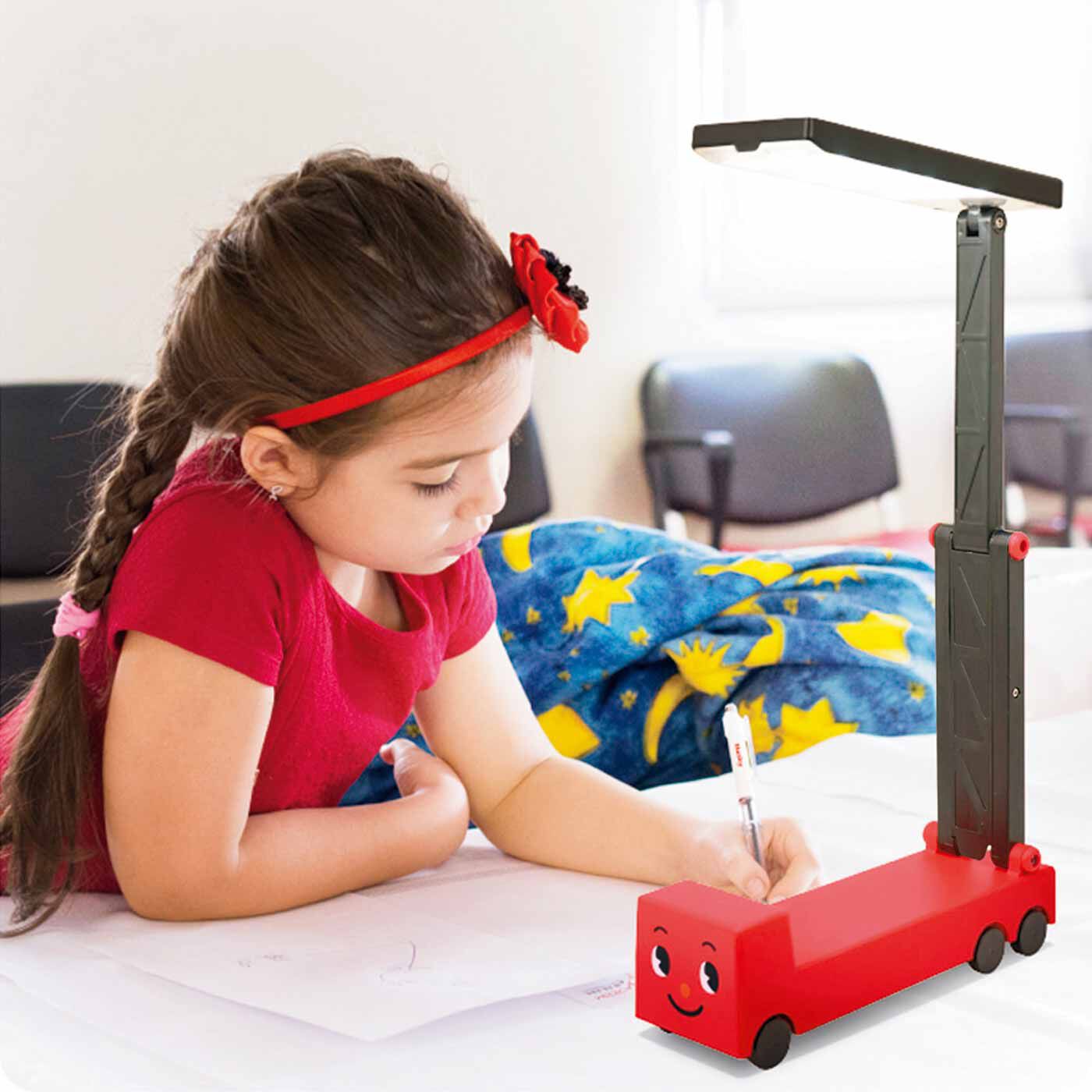 L'AMIPLUS|テーブルでもベッドサイドでも活躍持ち運べるLEDトラックライト|コードレスで好きな場所で使えるので、子ども部屋での学習やベッドサイドの読書灯にも。