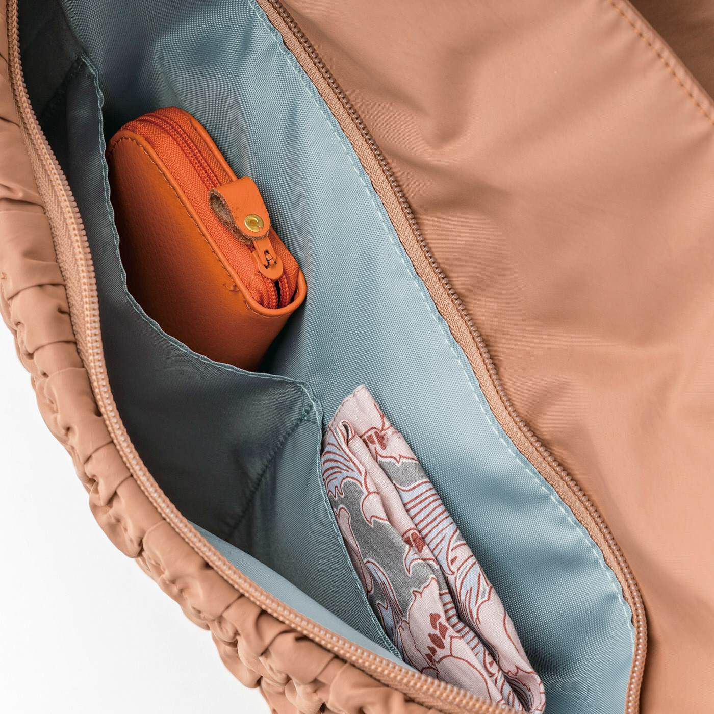 L'AMIPLUS|ラミプリュス　旅行にも！ シャーリングと斜め持ち手がスッキリ見え　撥水（はっすい）キャリーオン大きめバッグの会|外ポケットの中にも仕分けポケットが。