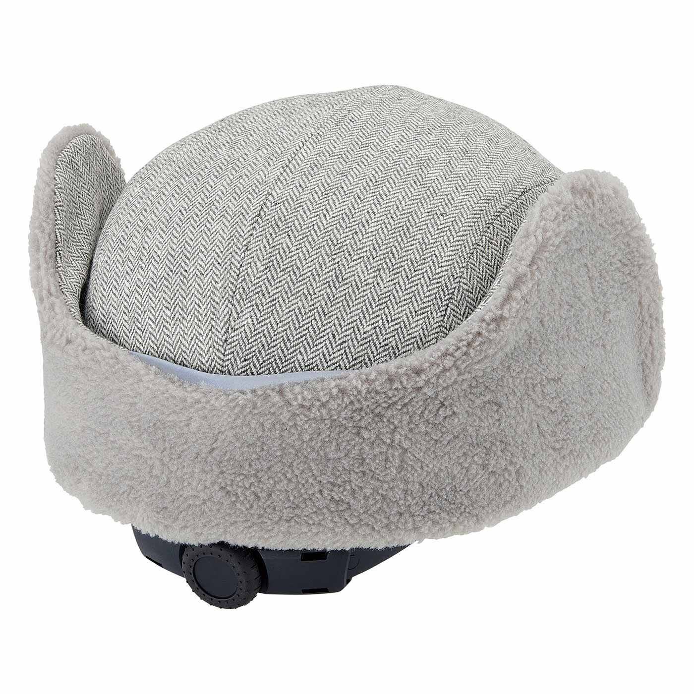 L'AMIPLUS|ラミプリュス いつものコーデになじんで安全プラス SG基準の耳当て付き おしゃヘルキャップ〈ライトグレー〉|帽子後ろのテープが夜道で光を反射します。