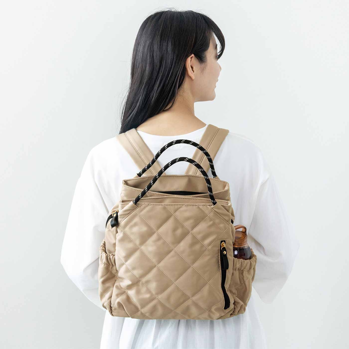 L'AMIPLUS［ラミプリュス］|ラミプリュス コロンと上品な トート持ちもできる3層キルトリュック〈パールベージュ〉|ペットボトルや水筒を入れられるゴム入りポケットを両サイドに。