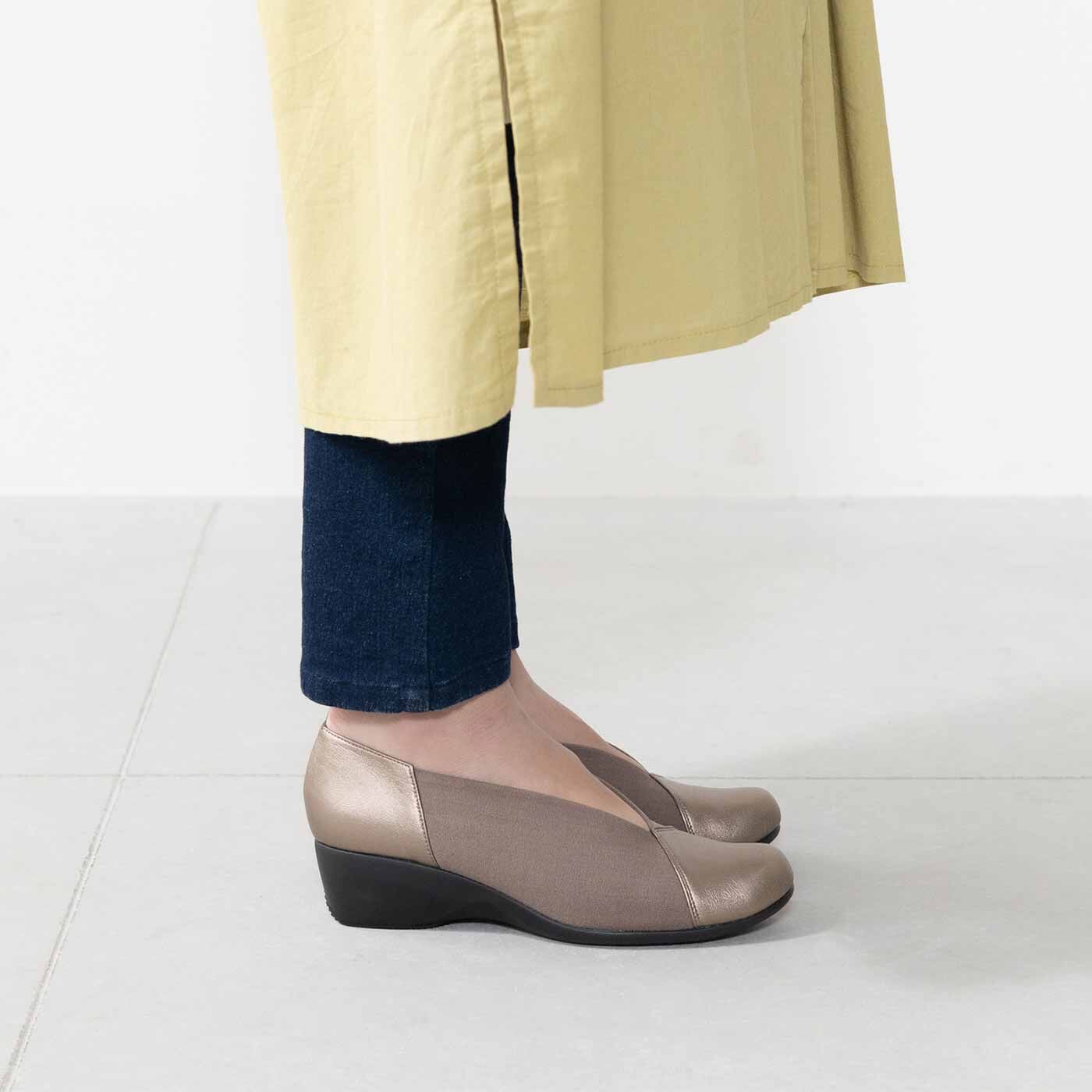 L'AMIPLUS|広幅甲高さんもらくな履き心地 足もと軽やか サイドストレッチパンプスの会|SIDE